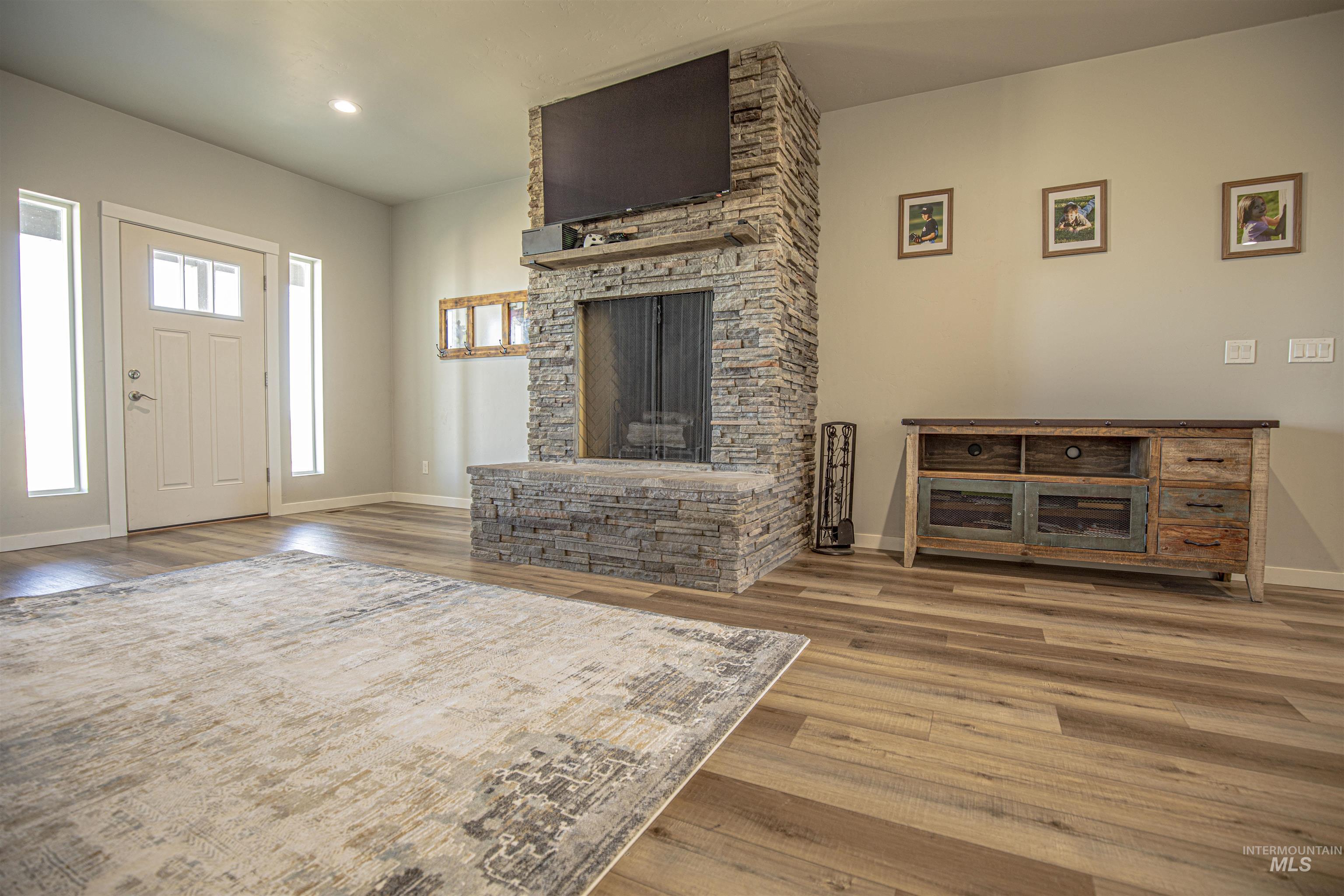 665 Tower Ln Property Photo 6