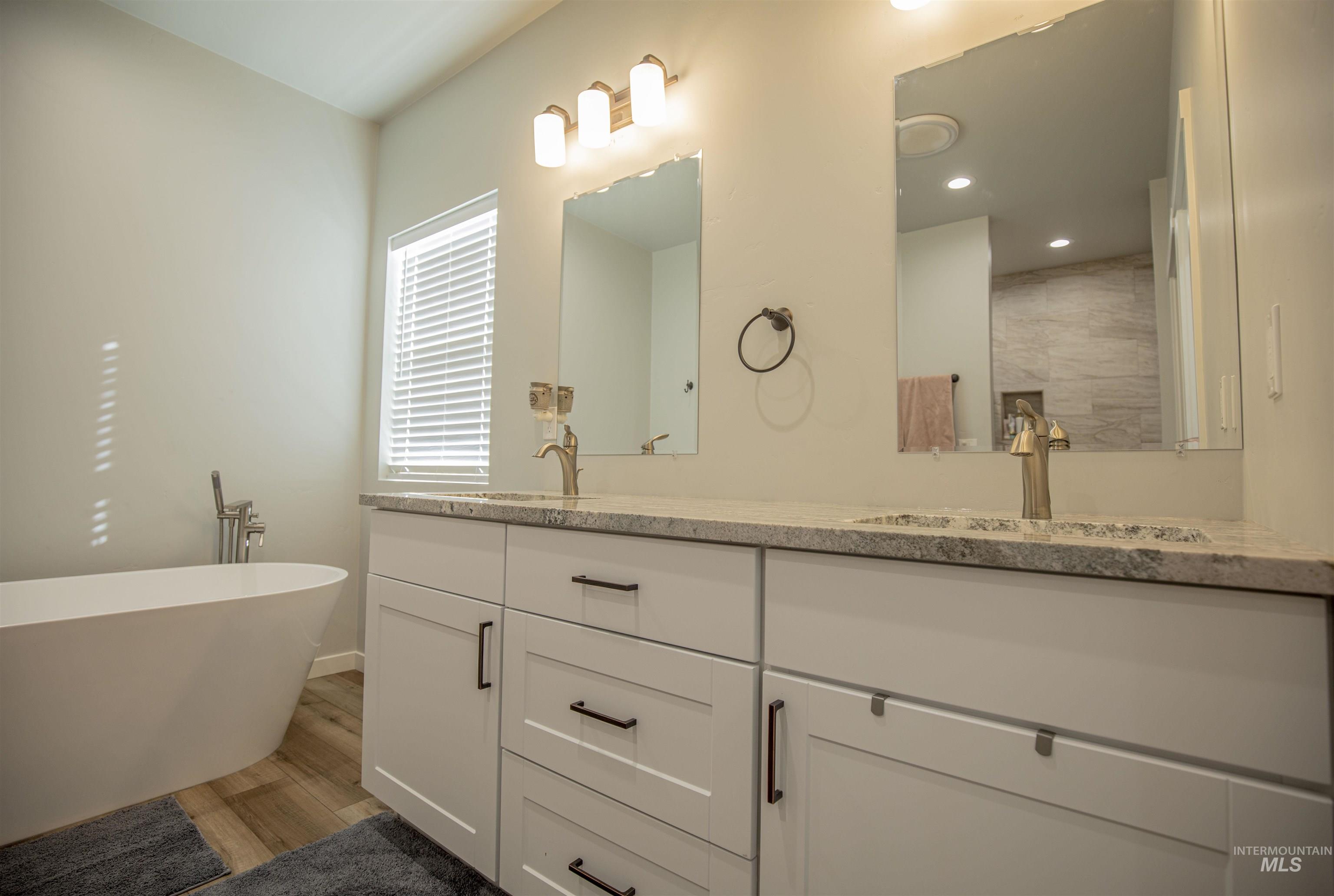 665 Tower Ln Property Photo 12