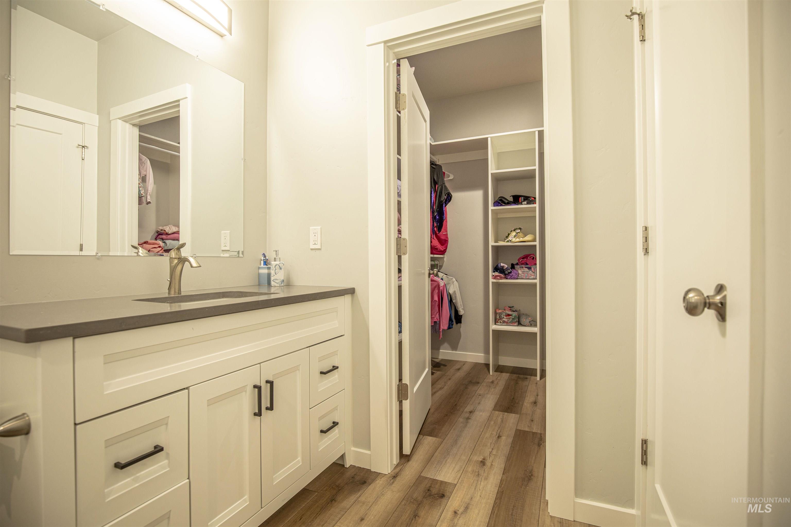 665 Tower Ln Property Photo 19