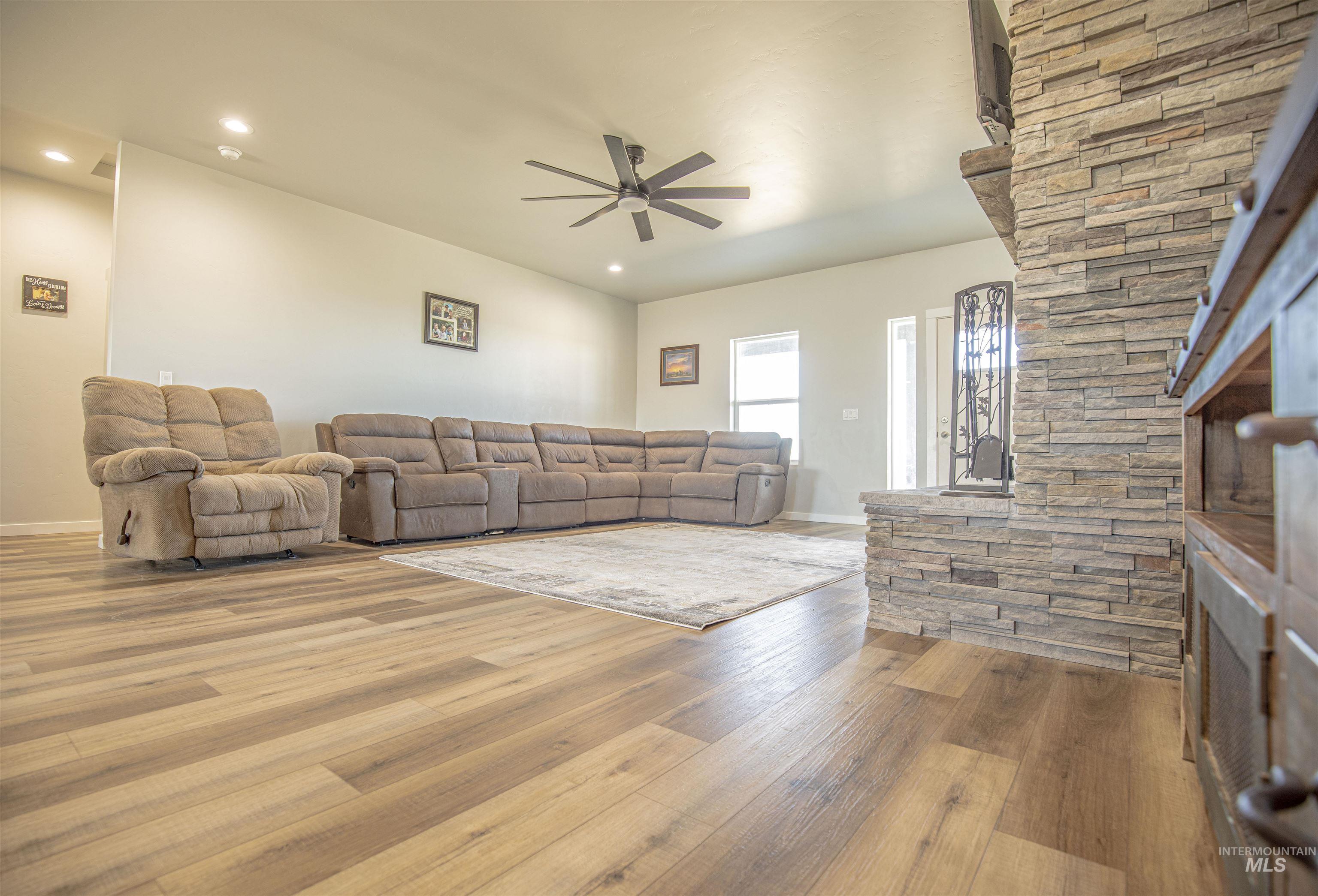 665 Tower Ln Property Photo 22