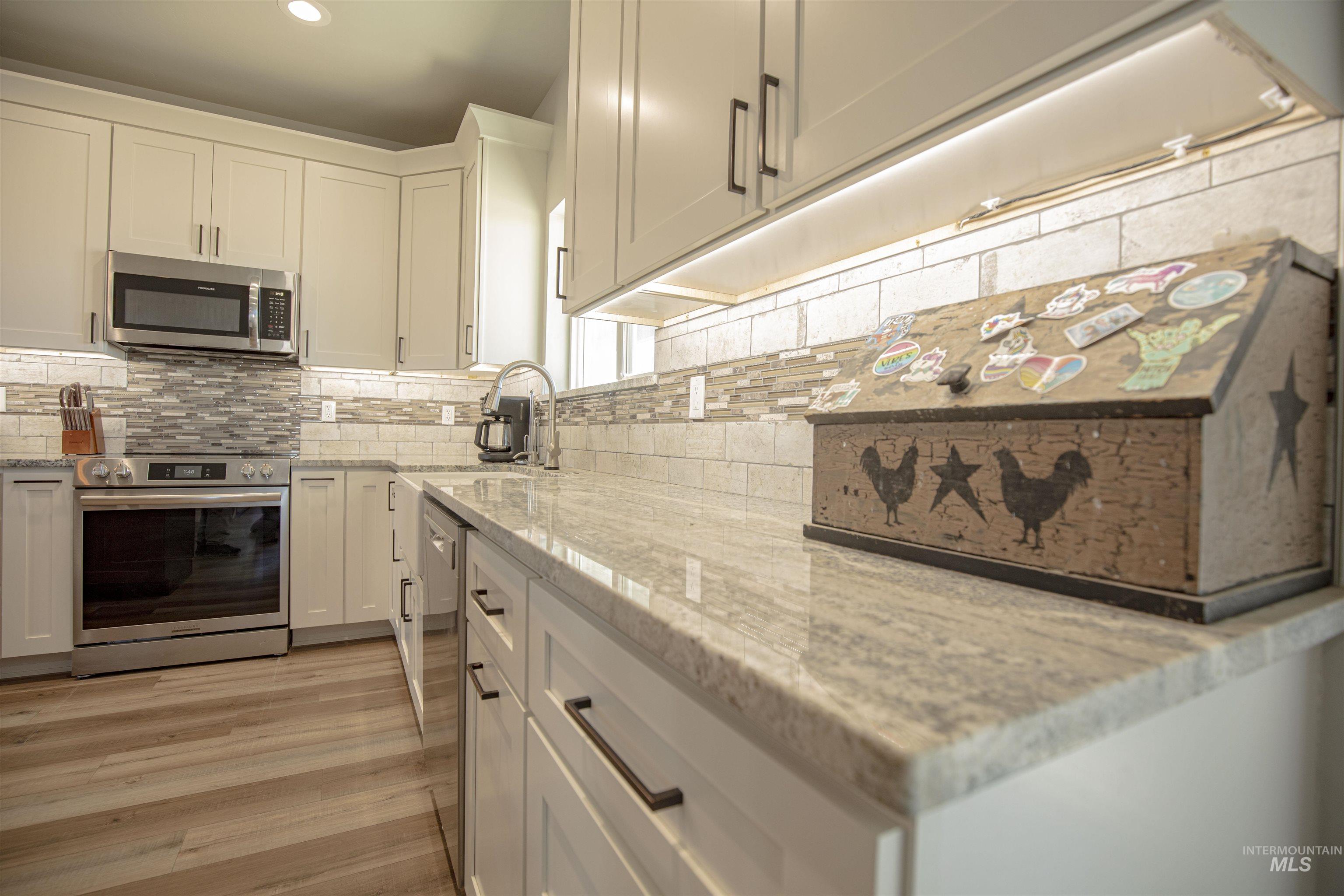 665 Tower Ln Property Photo 24