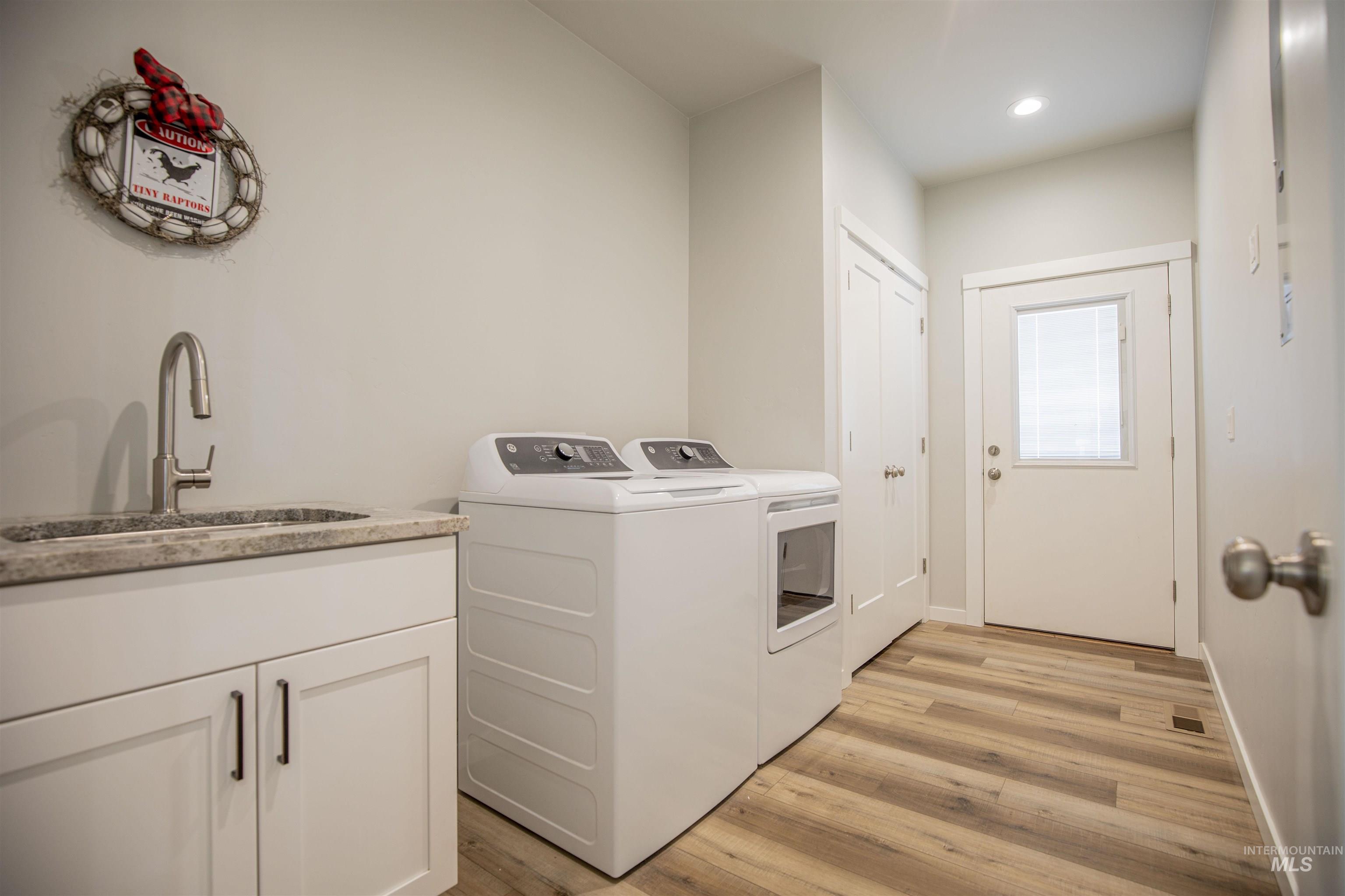 665 Tower Ln Property Photo 29