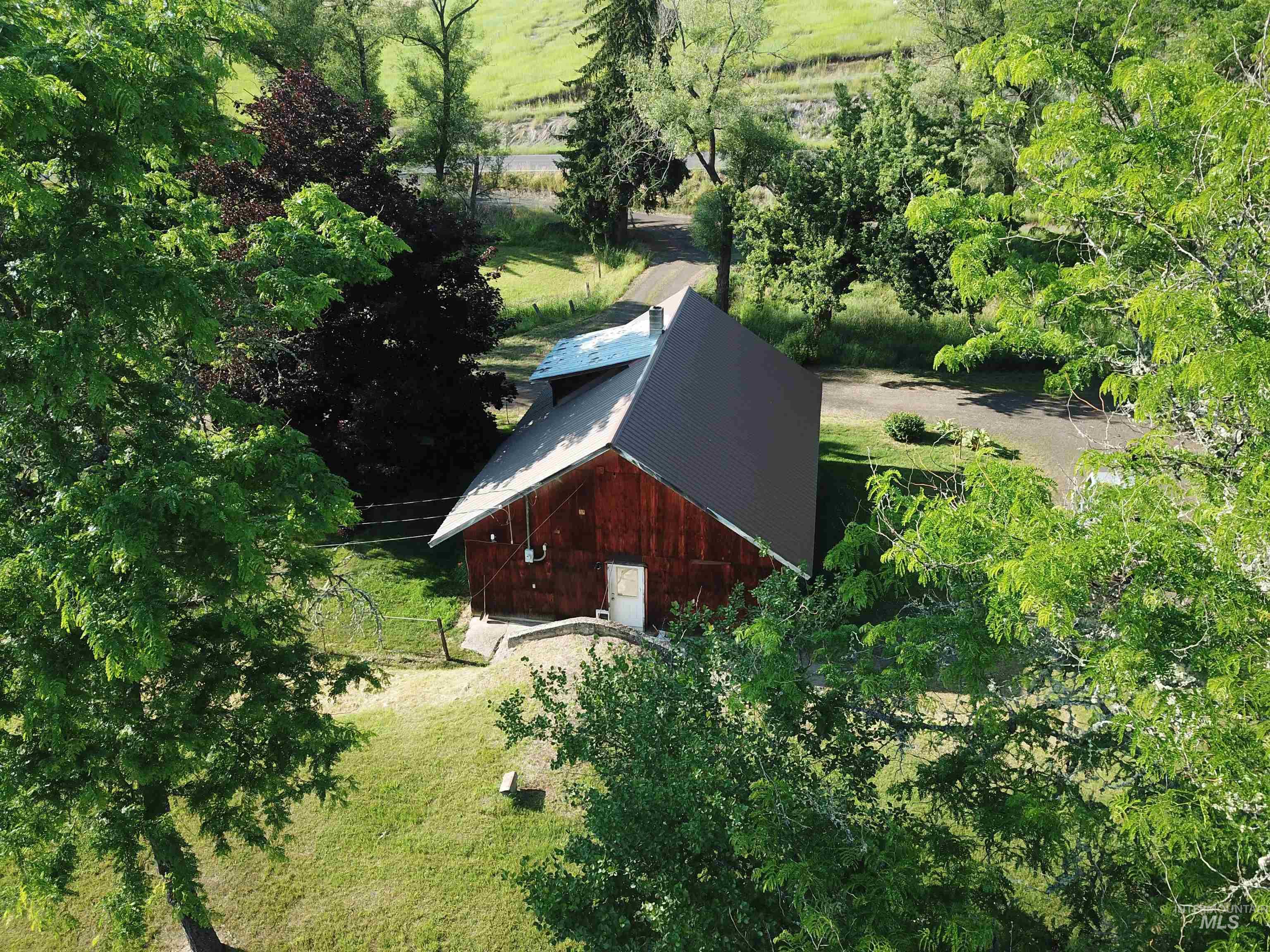 698 Leitch Creek Rd Property Photo 2