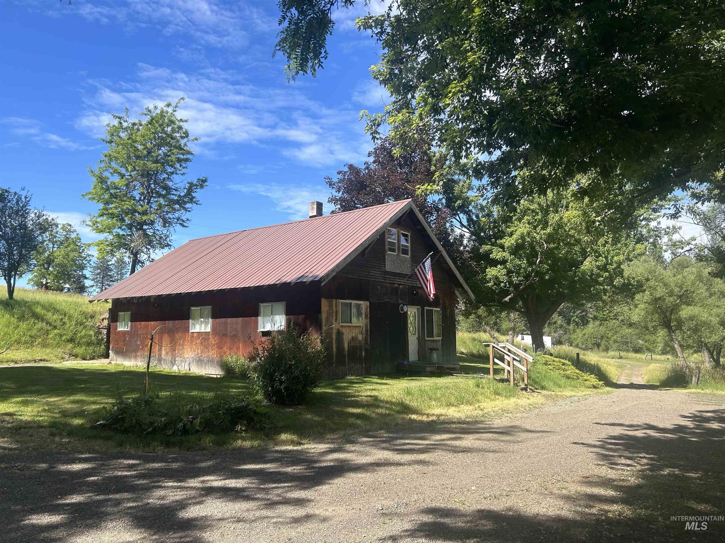 698 Leitch Creek Rd Property Photo 4