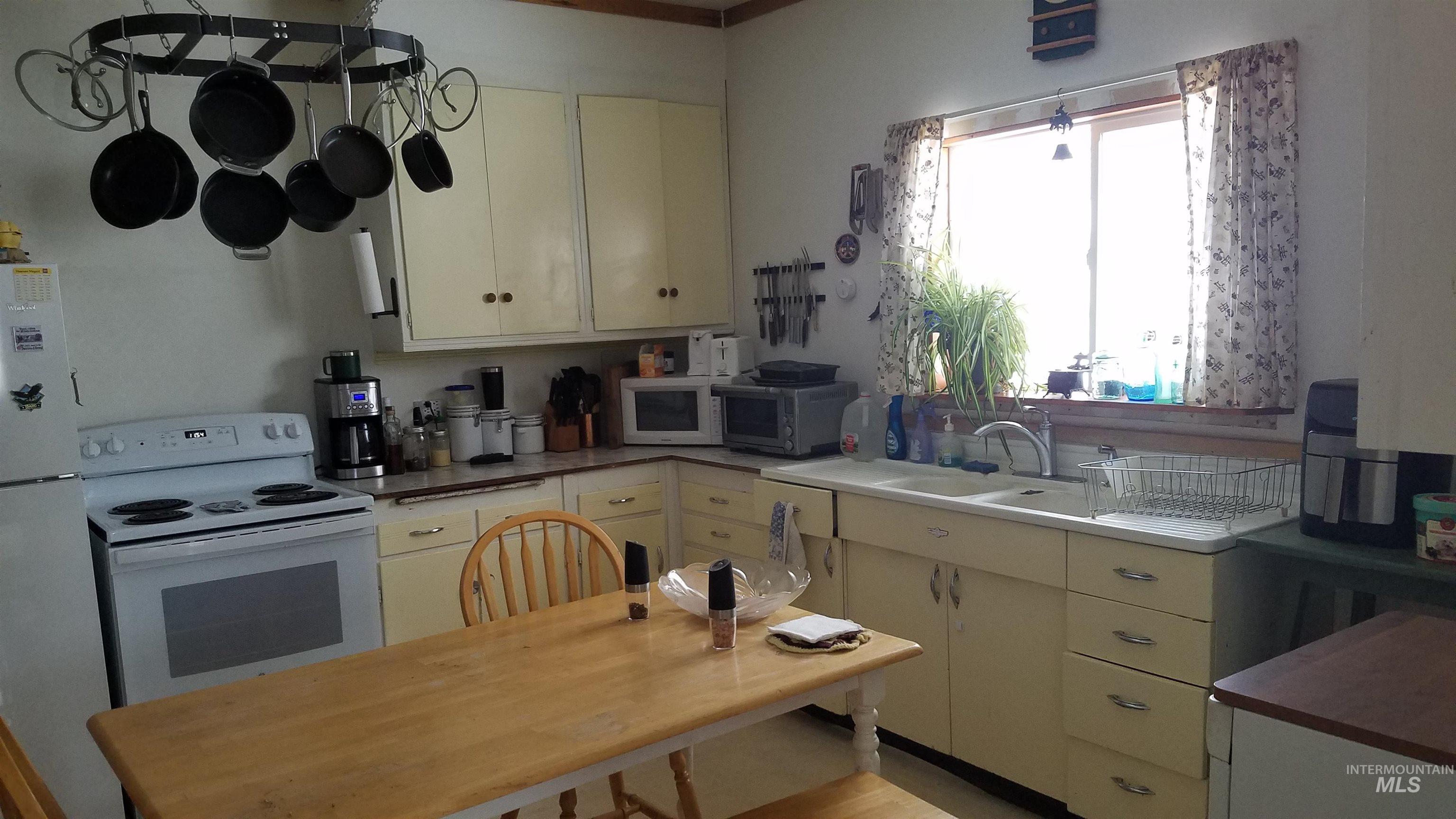 698 Leitch Creek Rd Property Photo 7