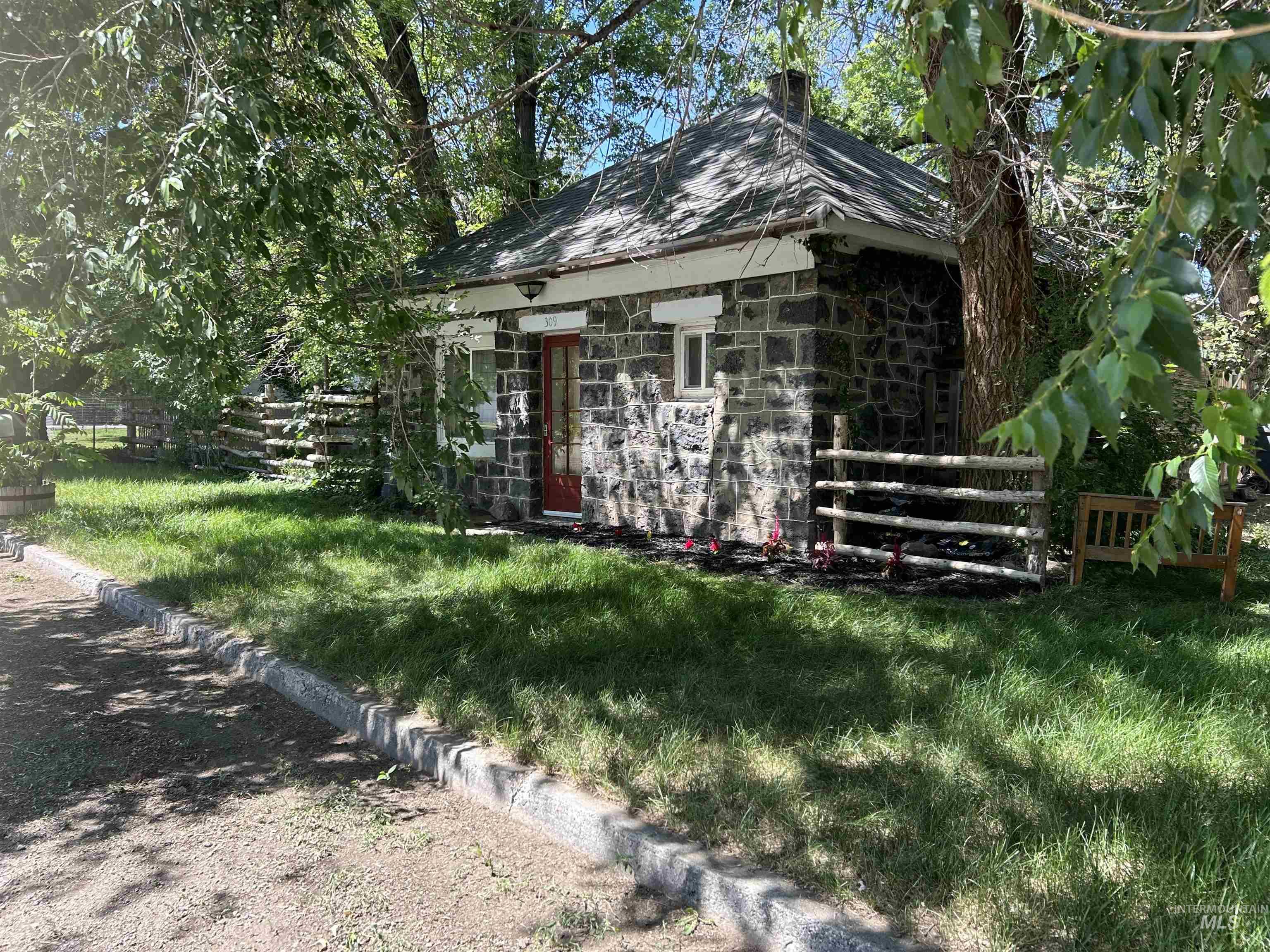 309 E E C St Property Photo 2