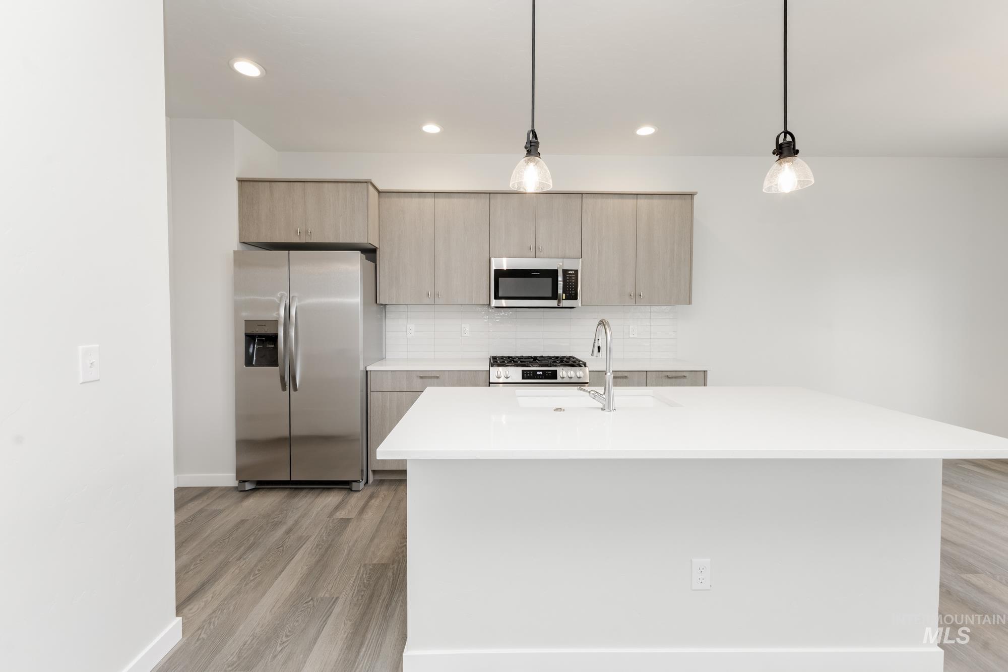 6993 S Cheyenne Ave Property Photo 3