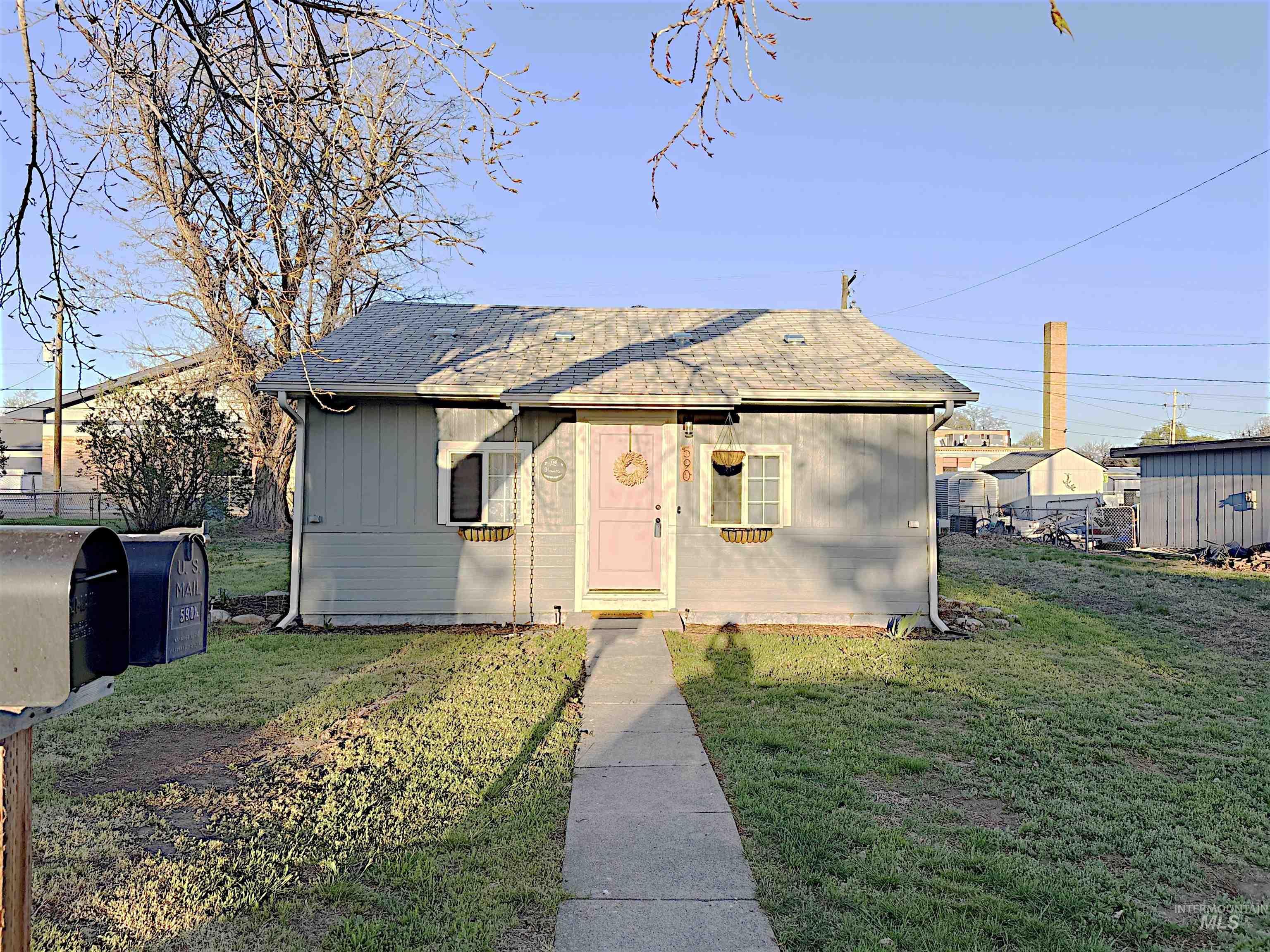 590/ 590 1/2 N 9th E Property Photo 1