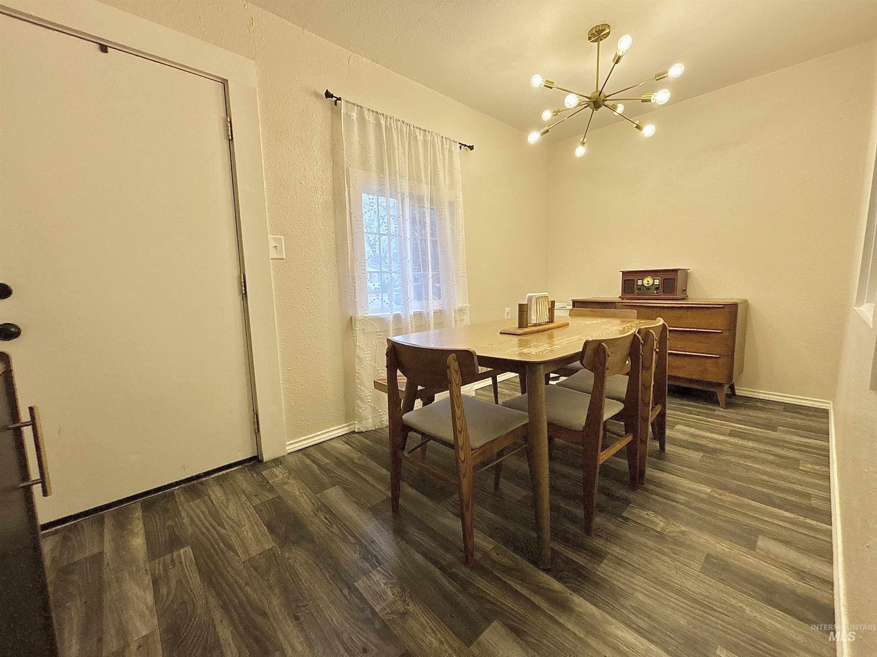 590/ 590 1/2 N 9th E Property Photo 4