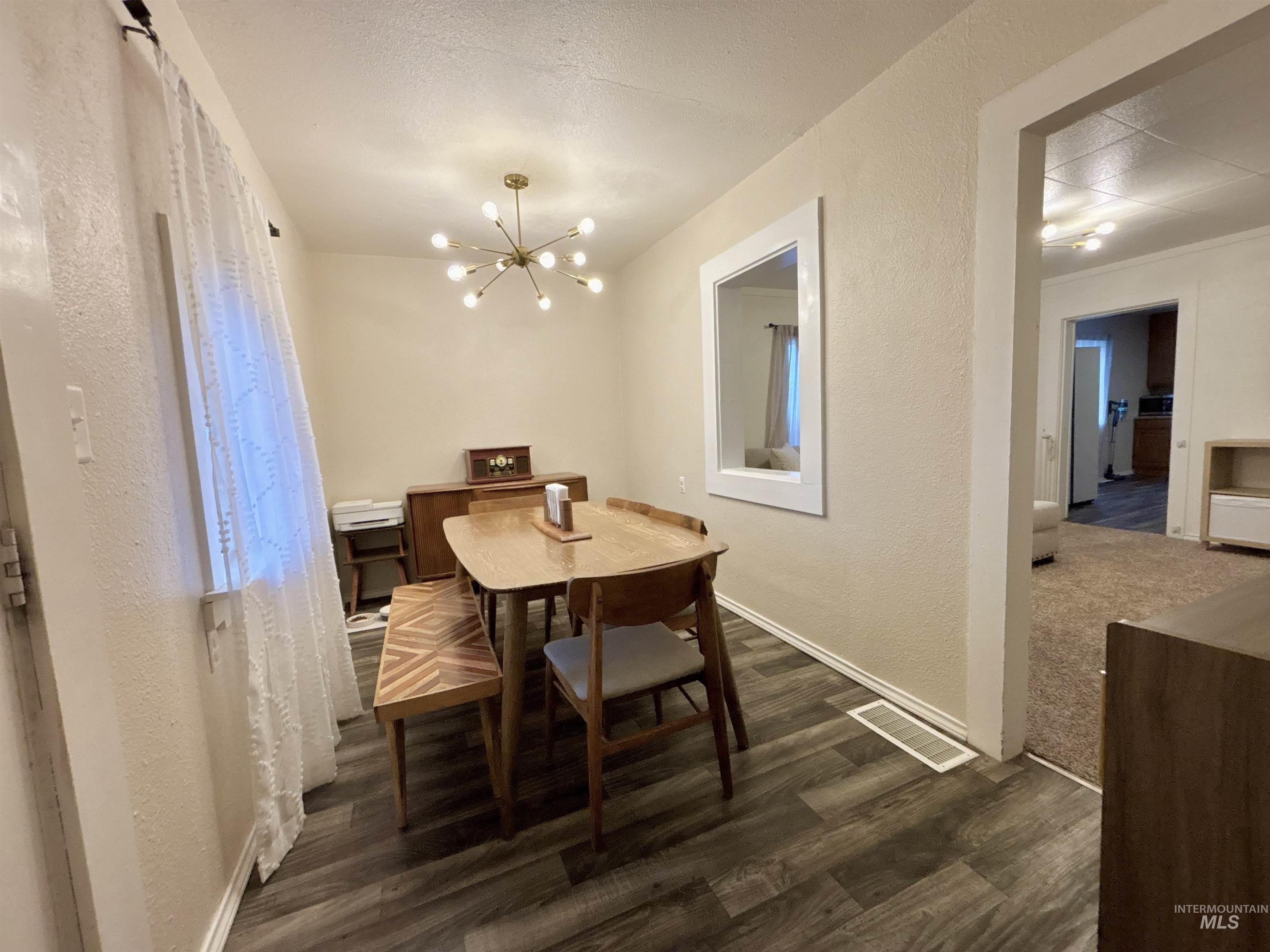 590/ 590 1/2 N 9th E Property Photo 5