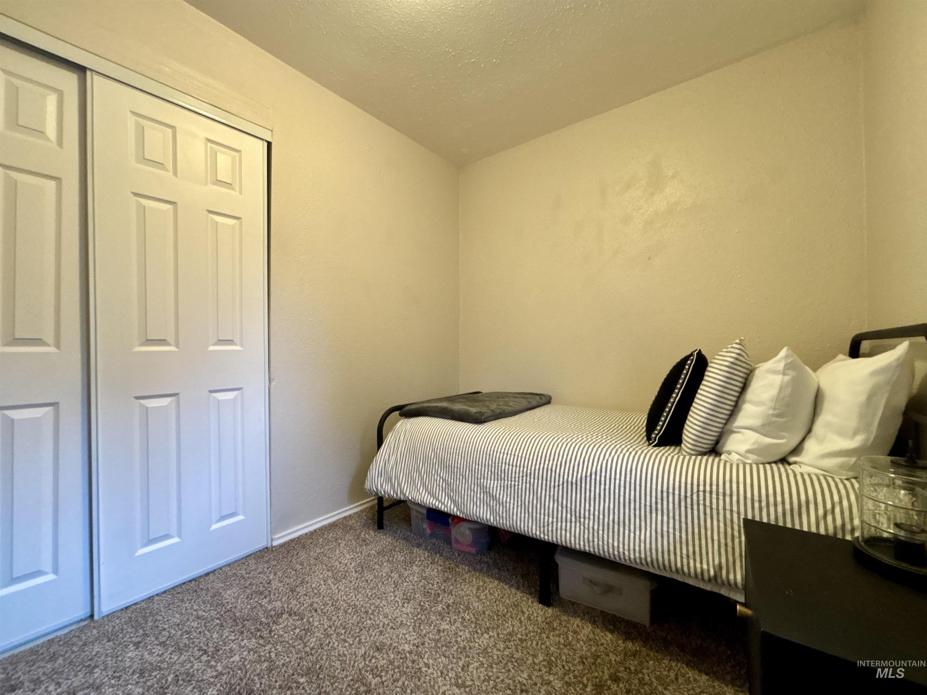 590/ 590 1/2 N 9th E Property Photo 6