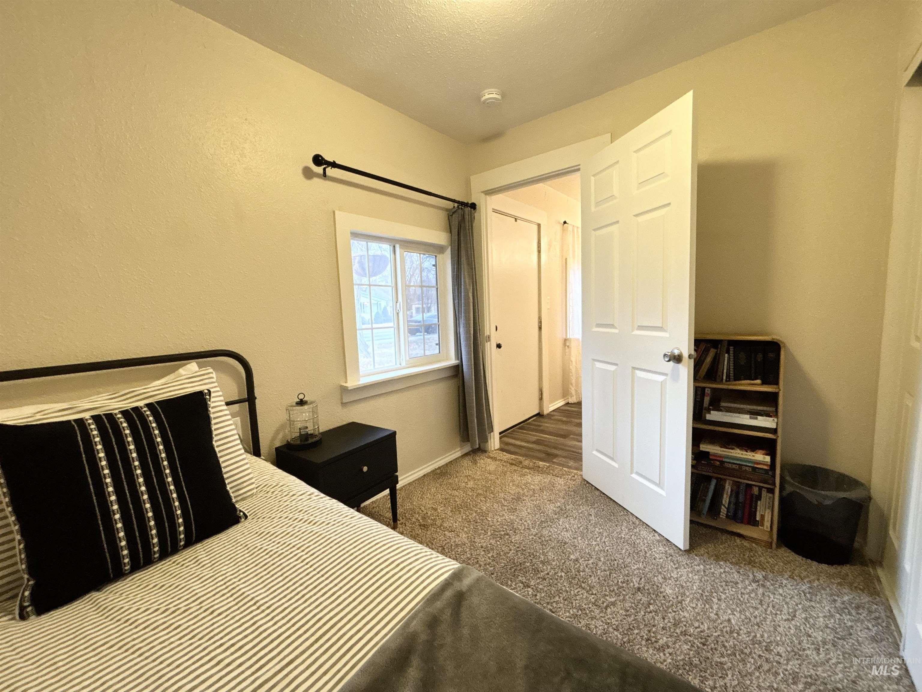 590/ 590 1/2 N 9th E Property Photo 8