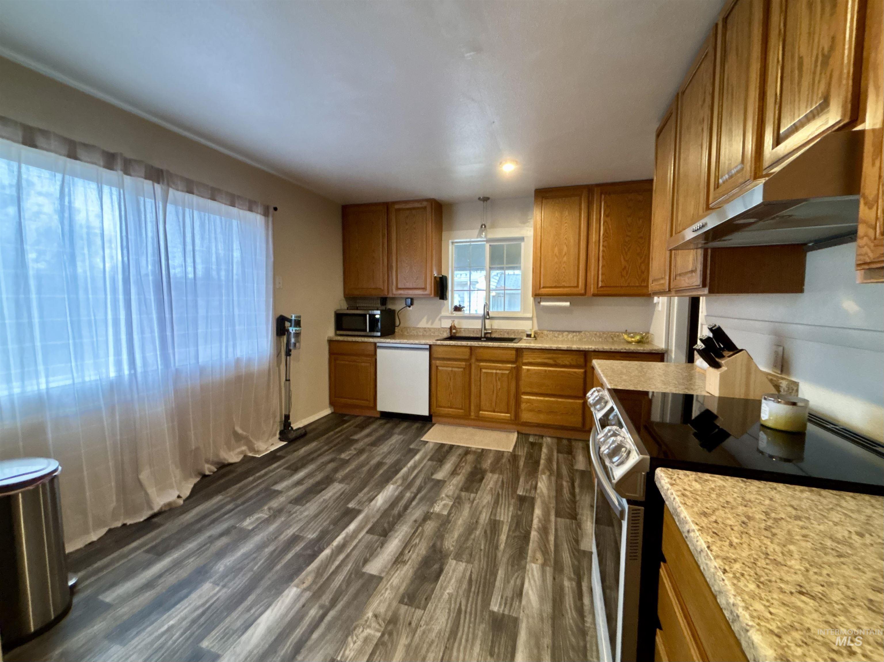 590/ 590 1/2 N 9th E Property Photo 13