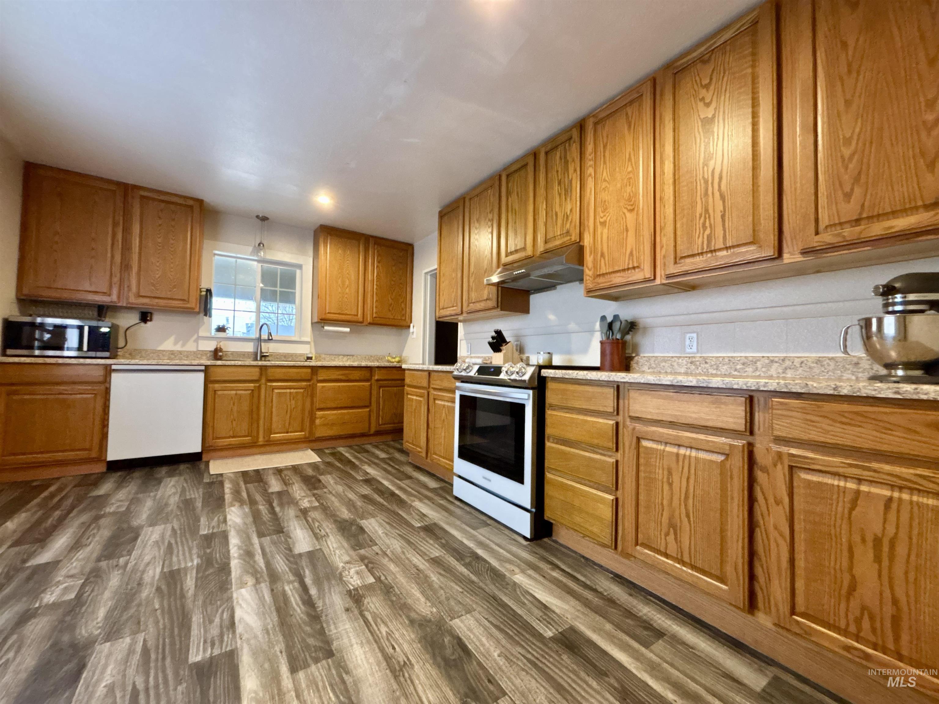 590/ 590 1/2 N 9th E Property Photo 14