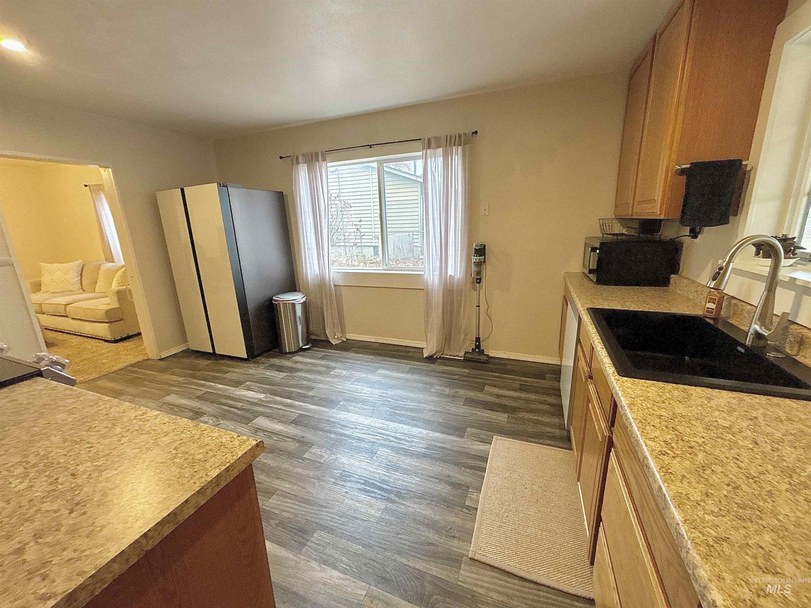 590/ 590 1/2 N 9th E Property Photo 17