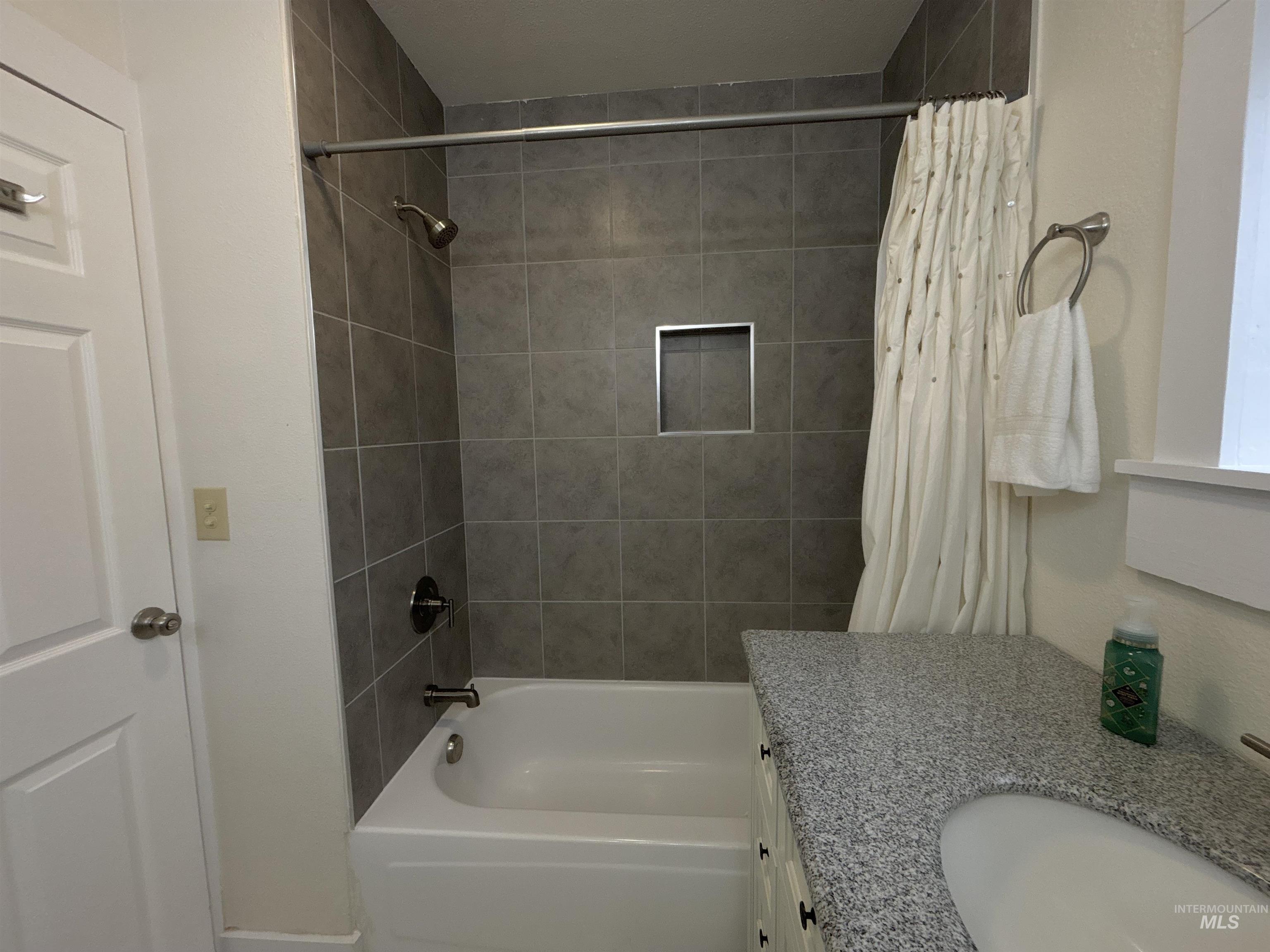 590/ 590 1/2 N 9th E Property Photo 22