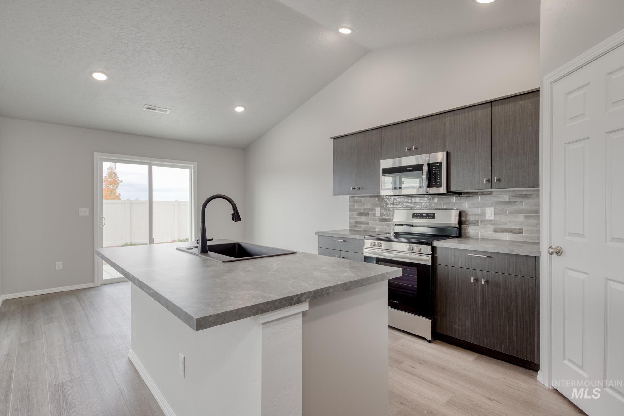 2408 W Minerva St Property Photo 4