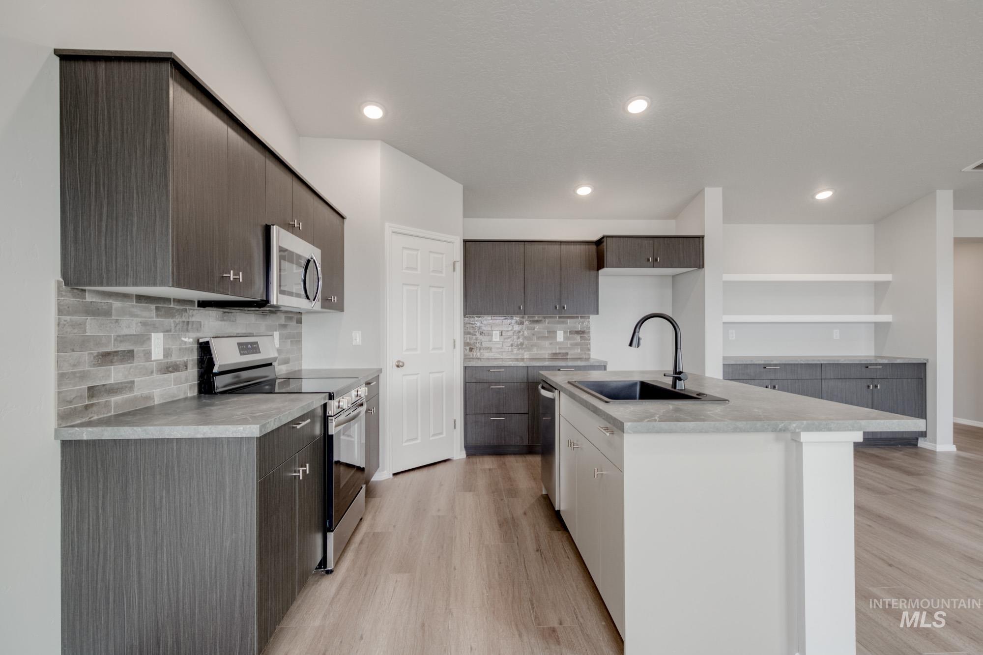 2408 W Minerva St Property Photo 5
