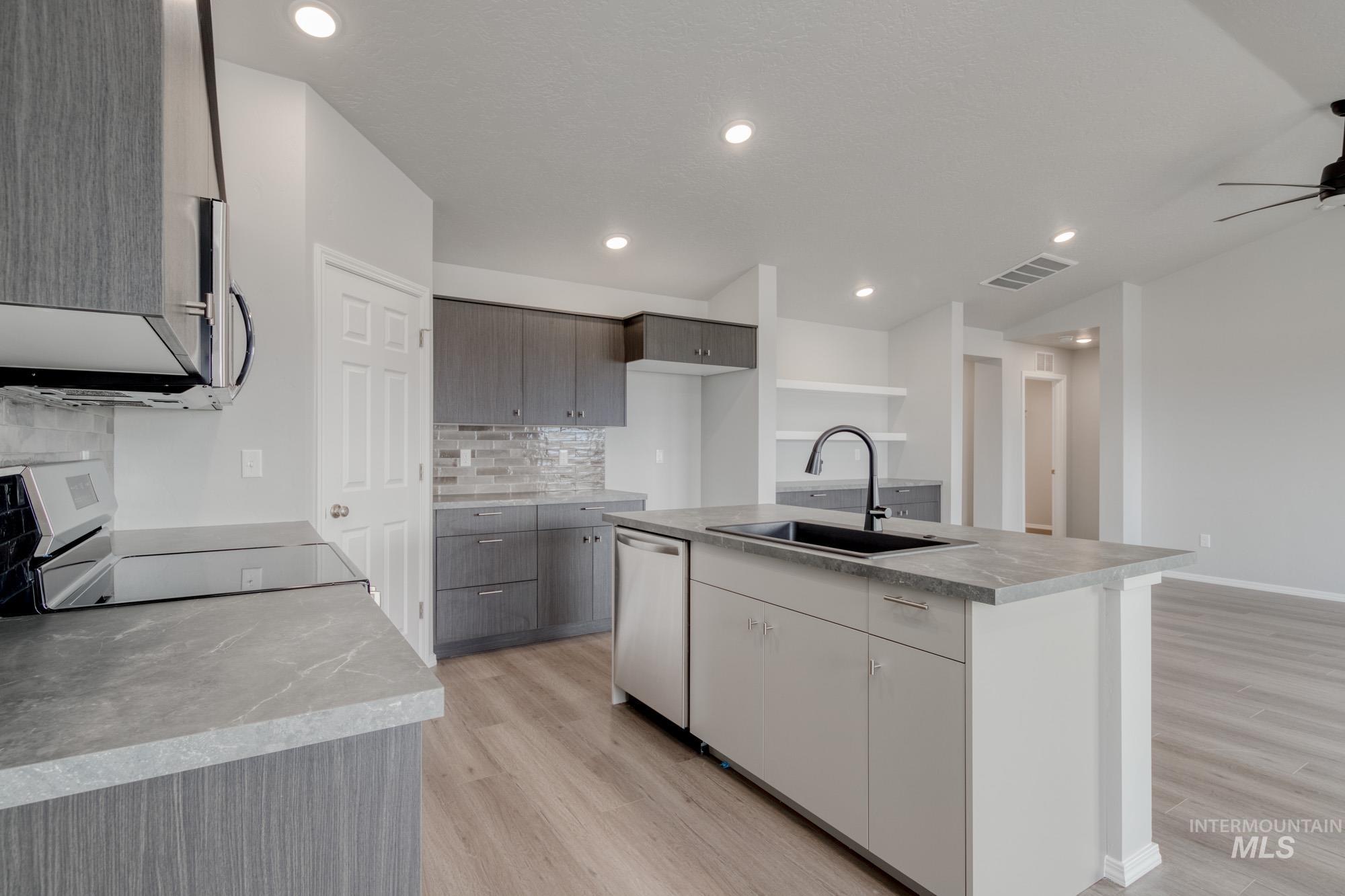 2408 W Minerva St Property Photo 6