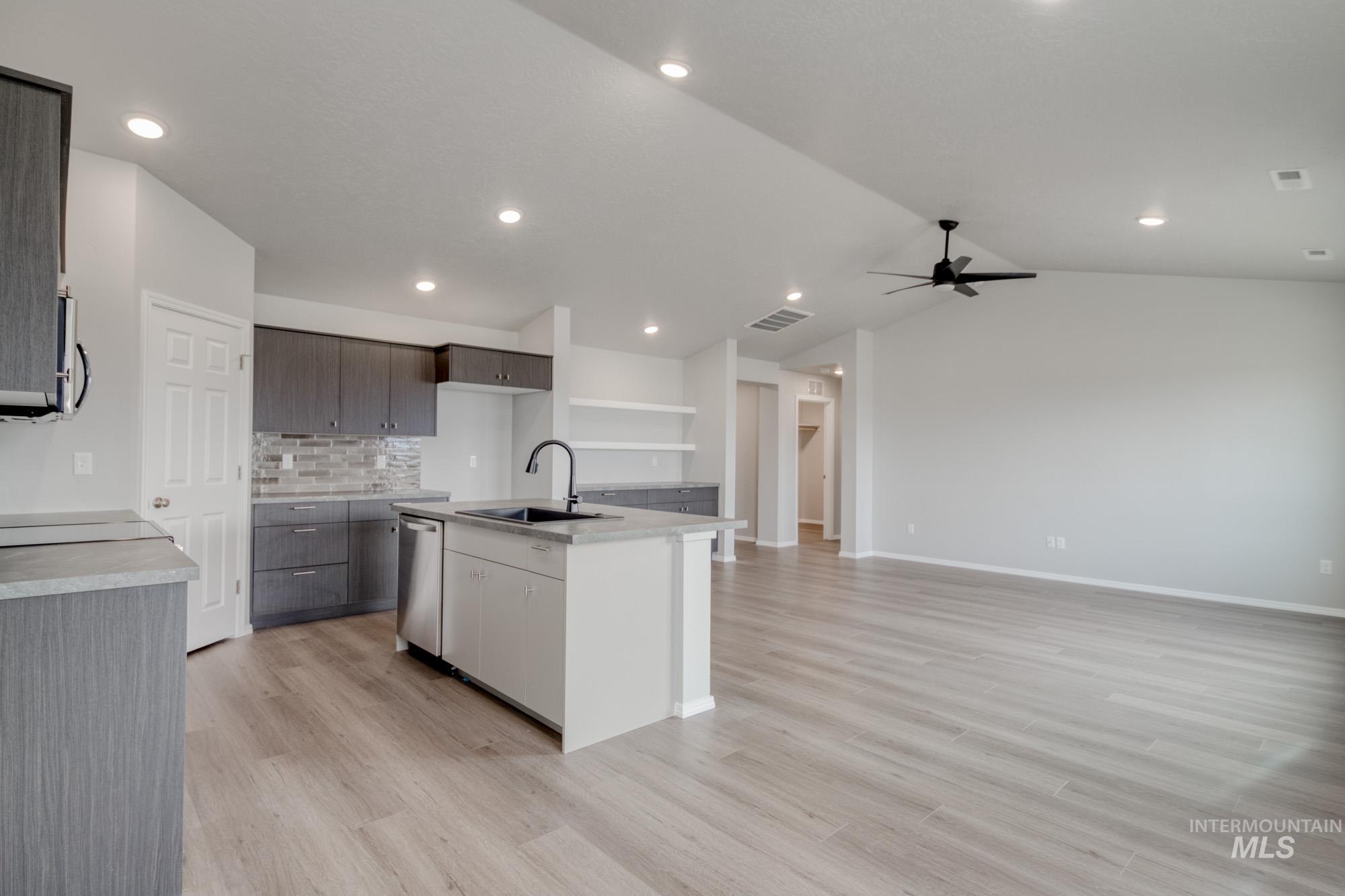 2408 W Minerva St Property Photo 7
