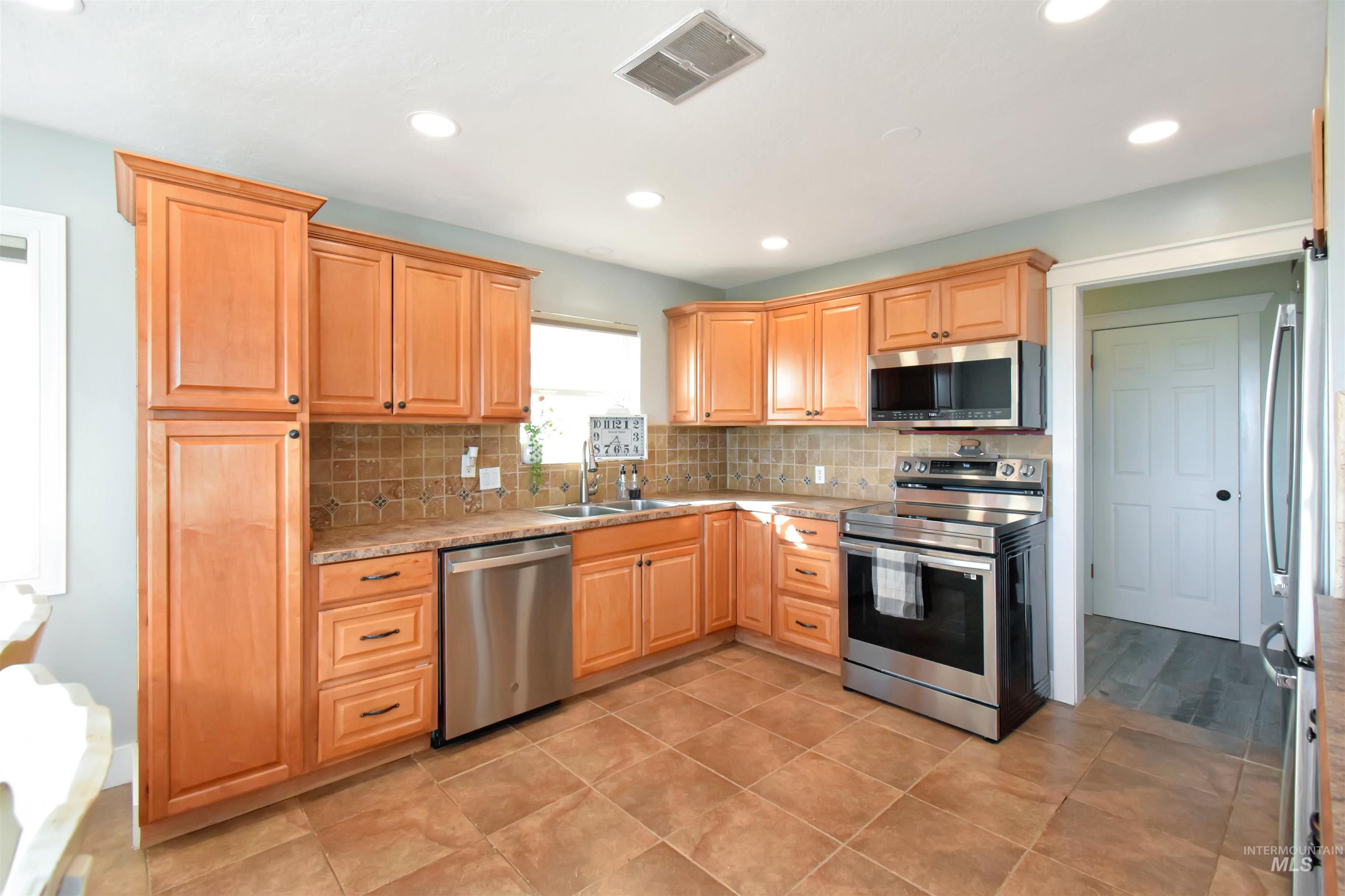 330 S 400 W Property Photo 6