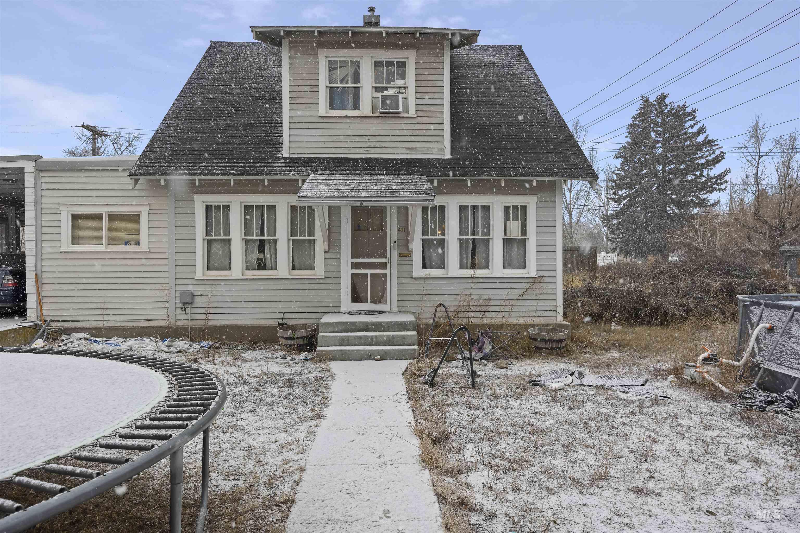 401 6th Ave E Property Photo