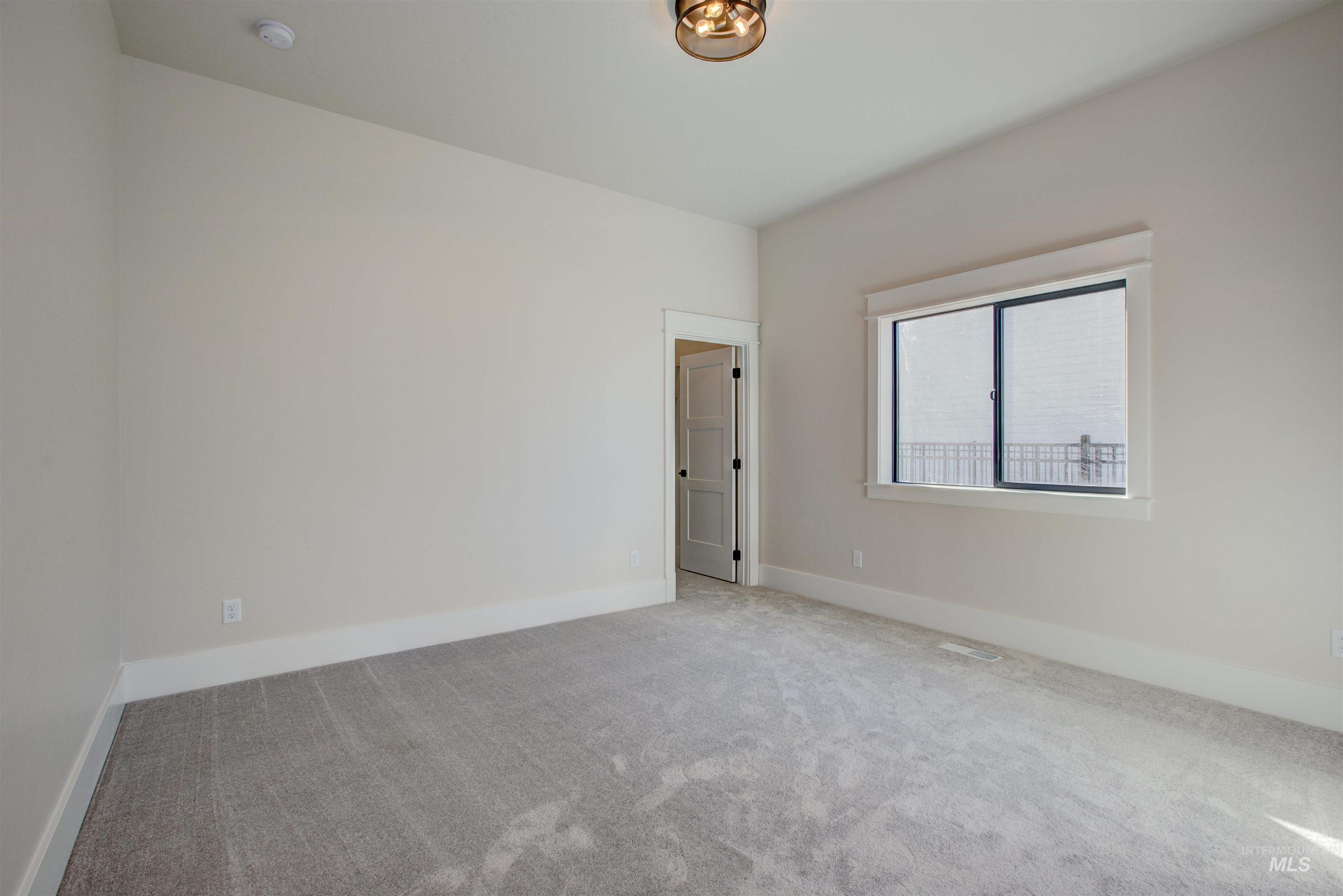 4233 N Bryant Way Property Photo 6