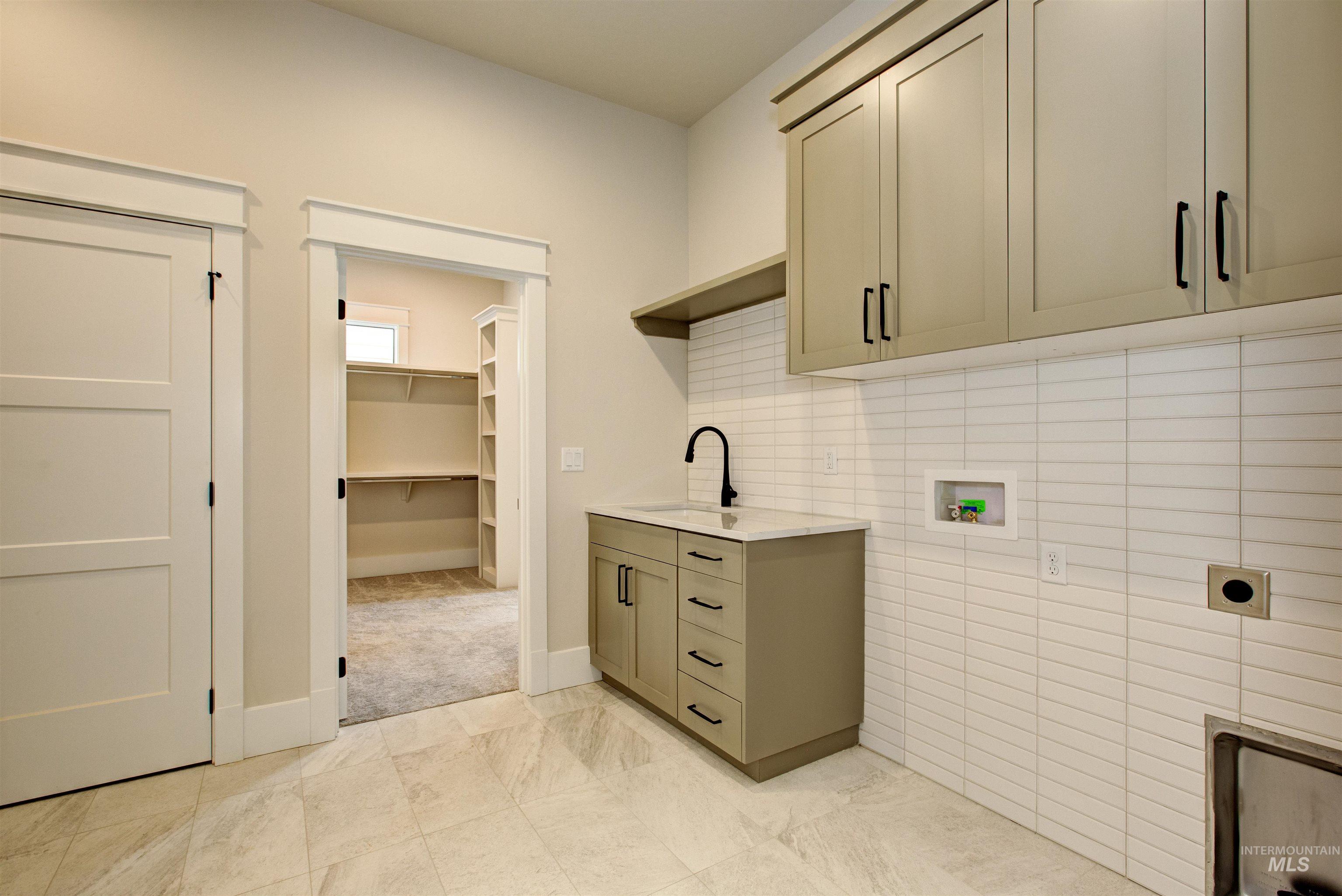 4233 N Bryant Way Property Photo 33