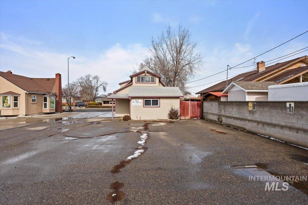 1342 E Addison Avenue Property Photo 4