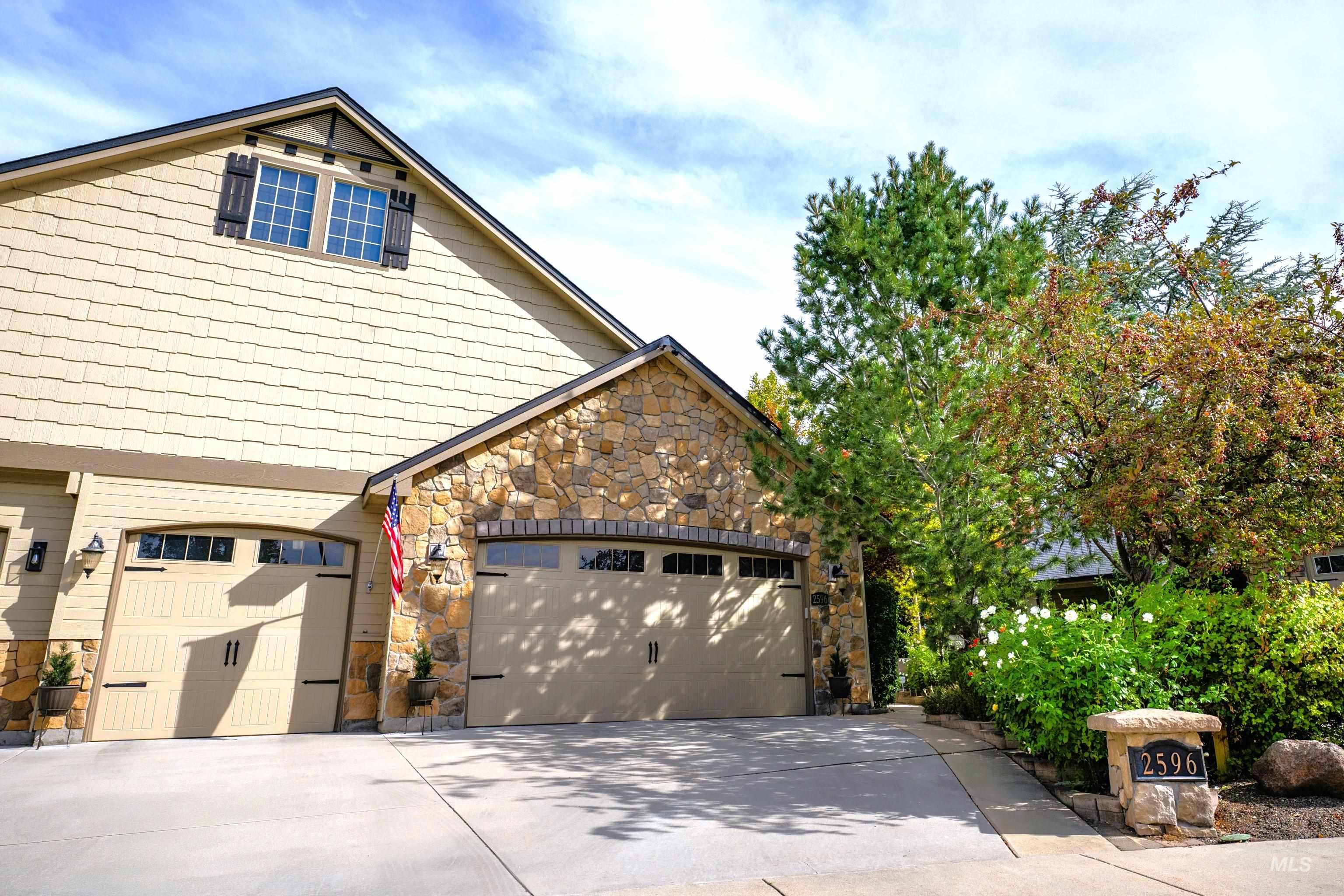 2596 E Summer Dawn St Property Photo 2