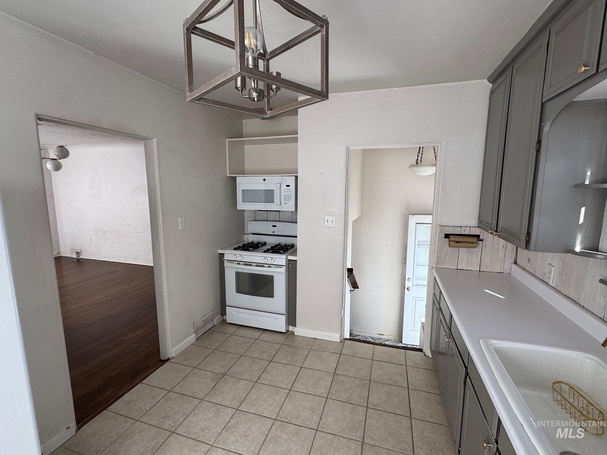 1911 Blaine St Property Photo 1