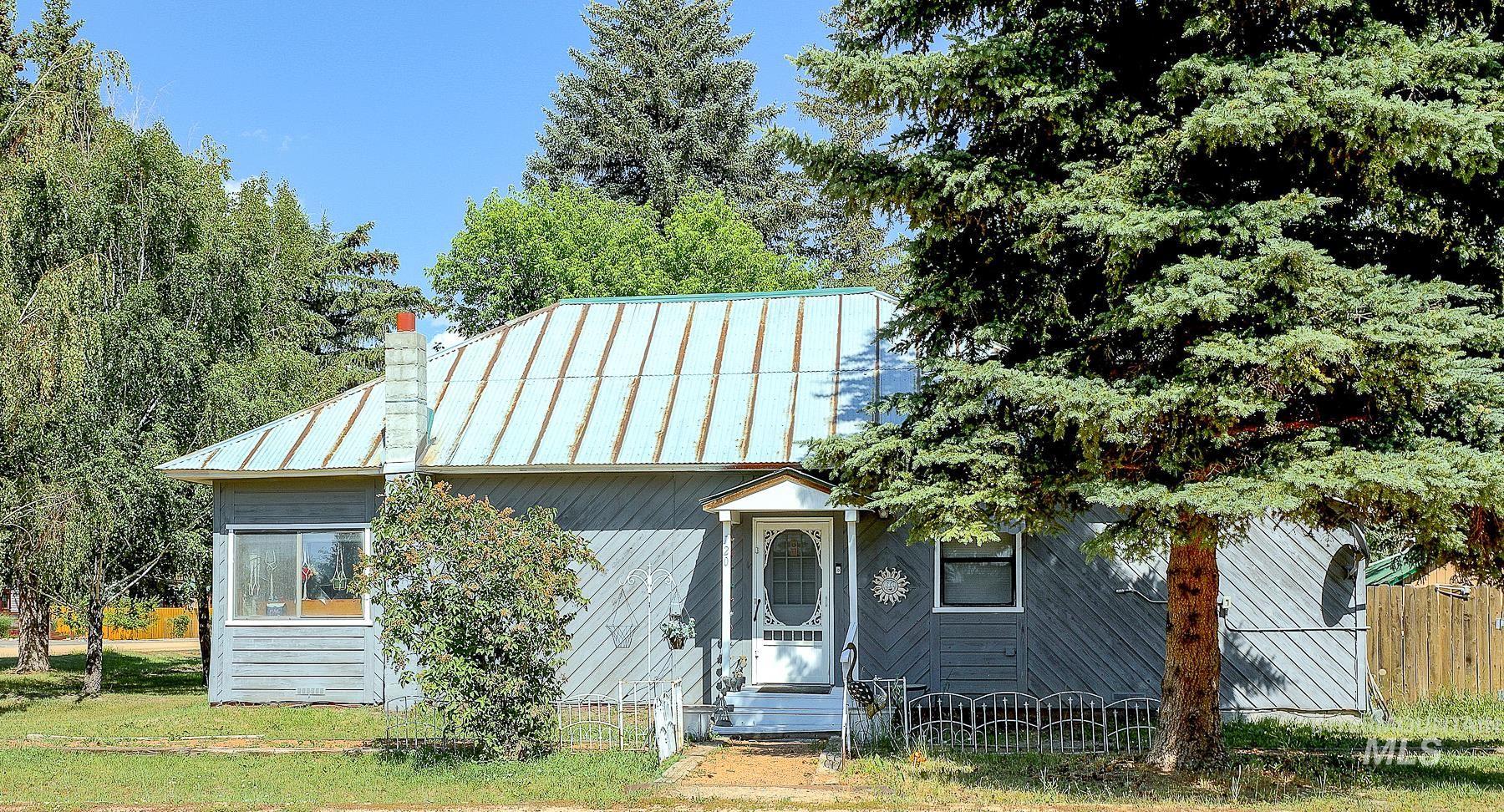720 W 1st St Property Photo