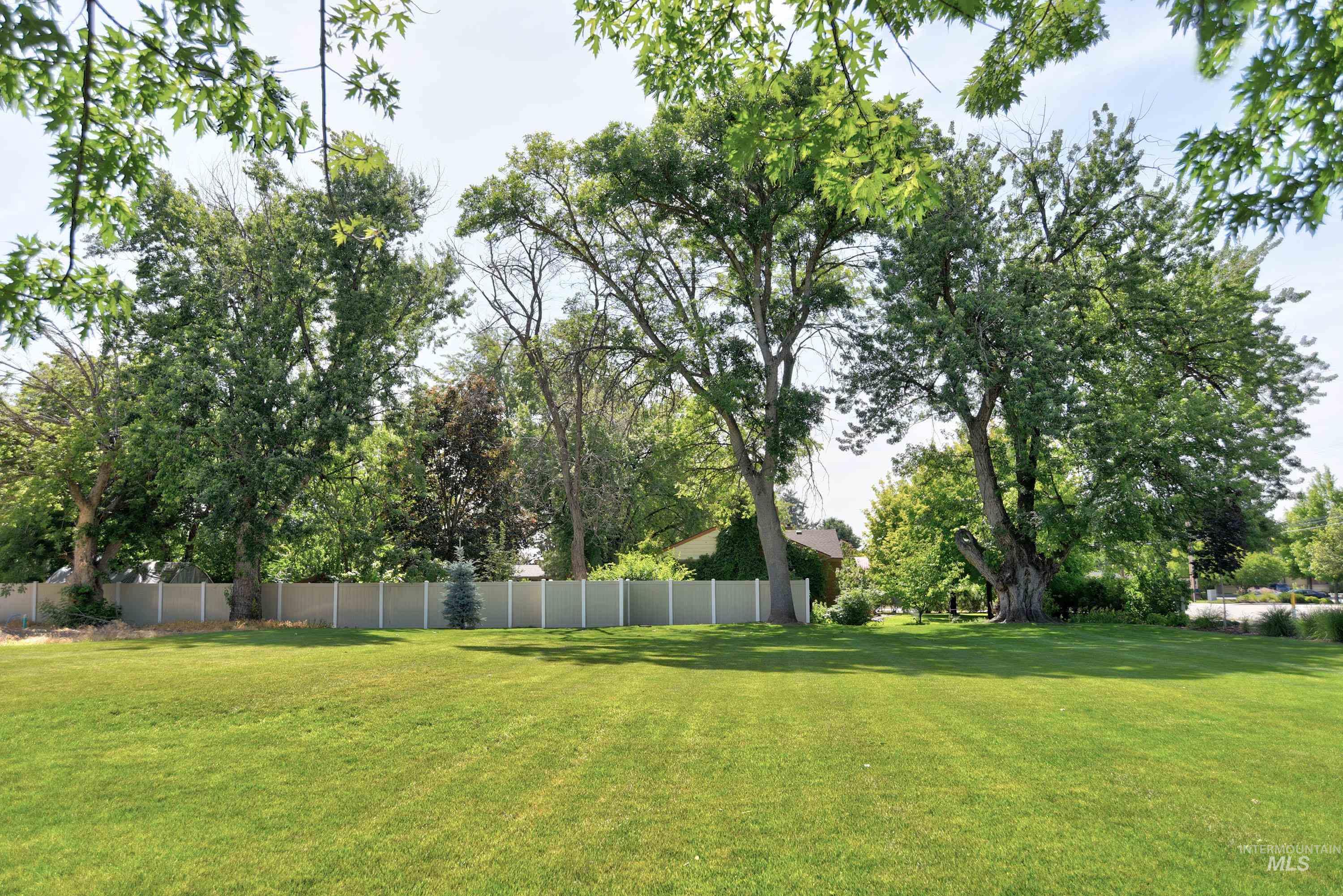 1350 N Parkshire Way Property Photo 43