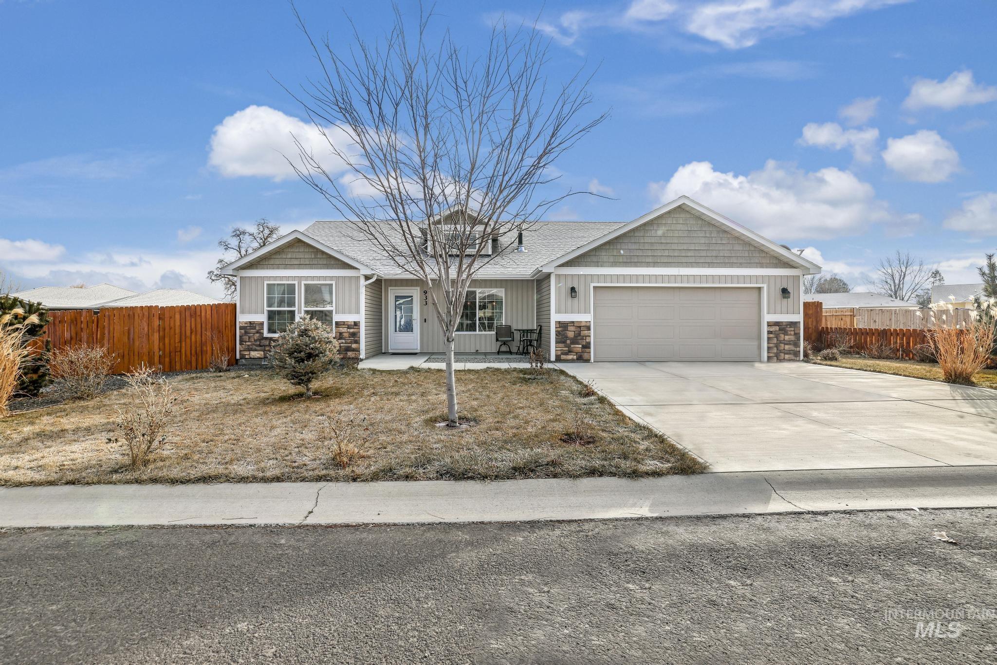 933 Applewood Property Photo 3