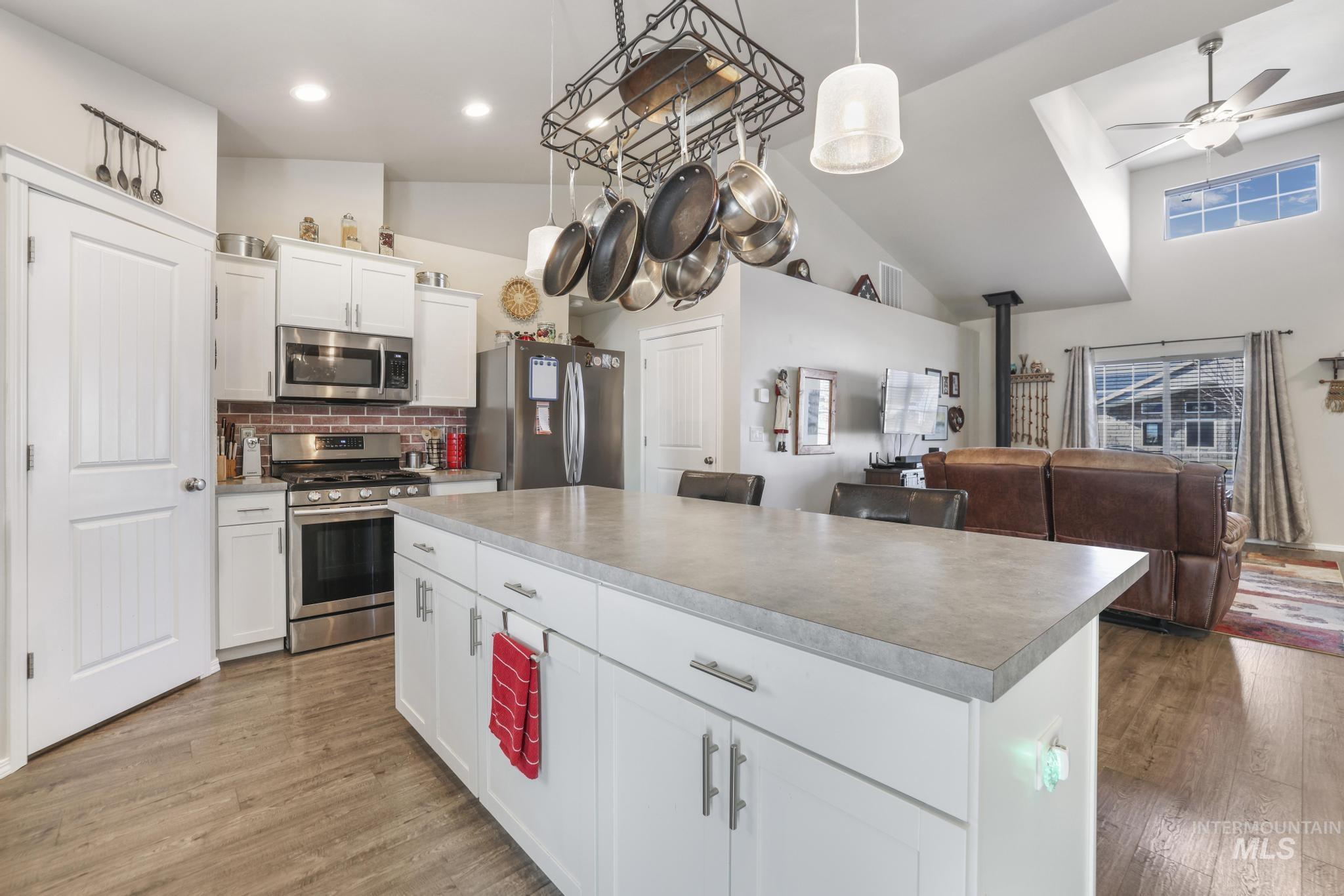 933 Applewood Property Photo 31