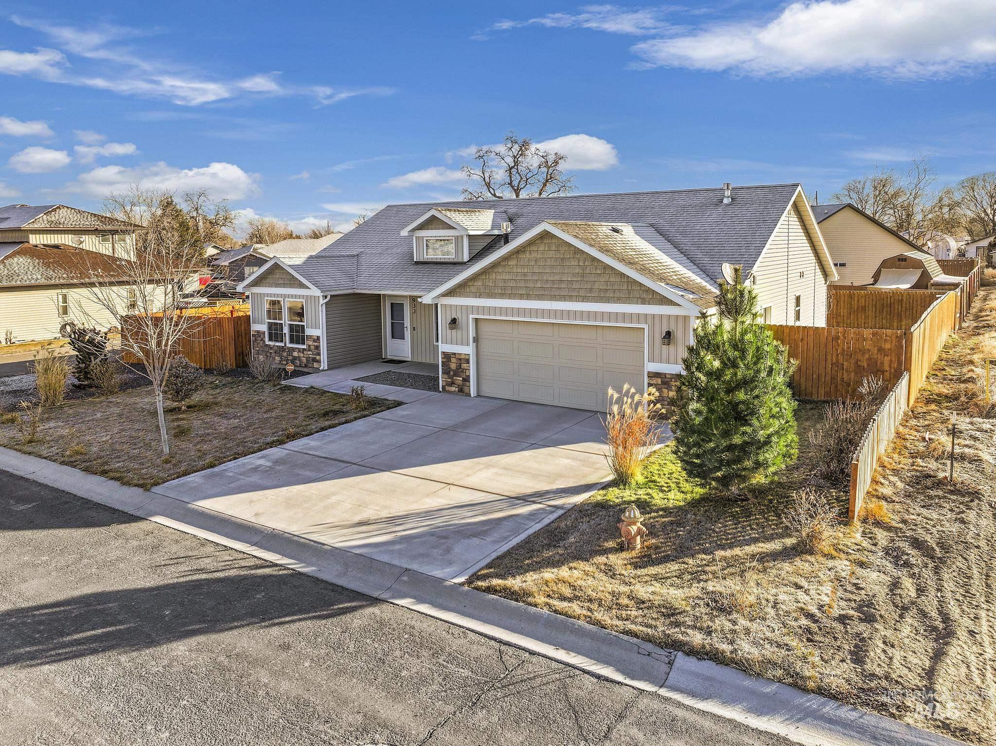 933 Applewood Property Photo 35