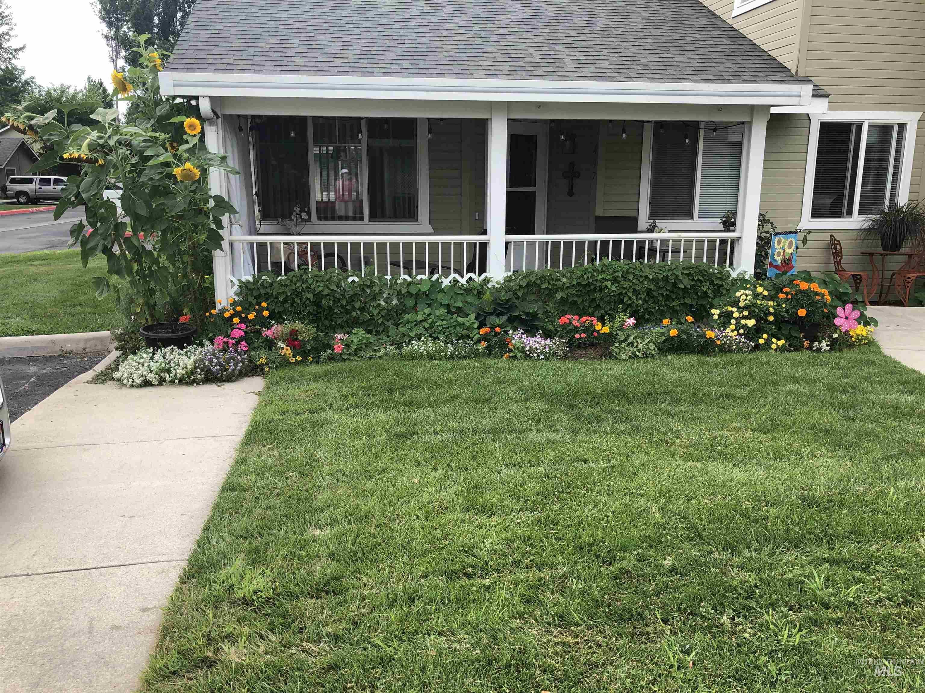 497 W State St Property Photo