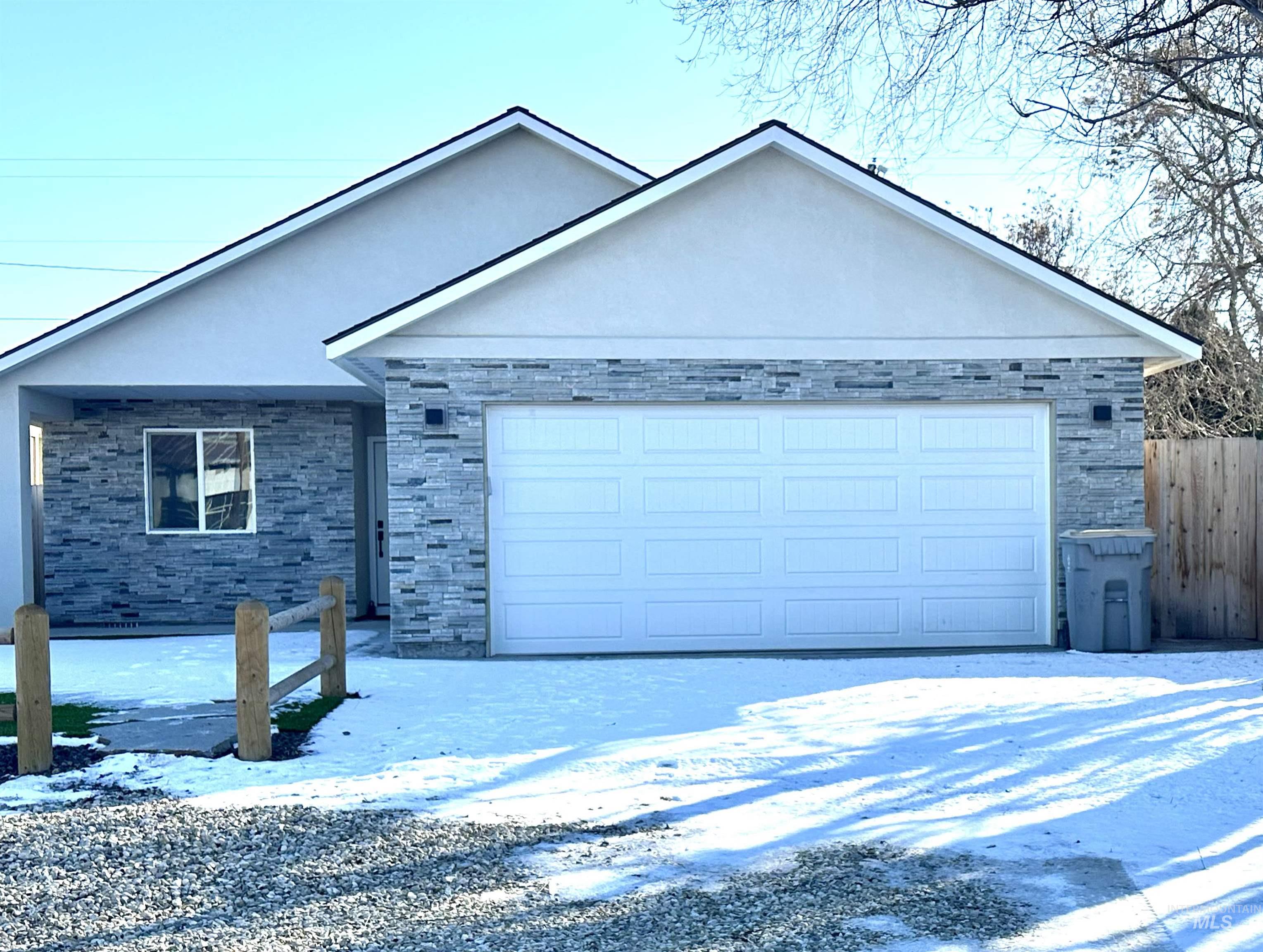 117 W Wyoming Property Photo