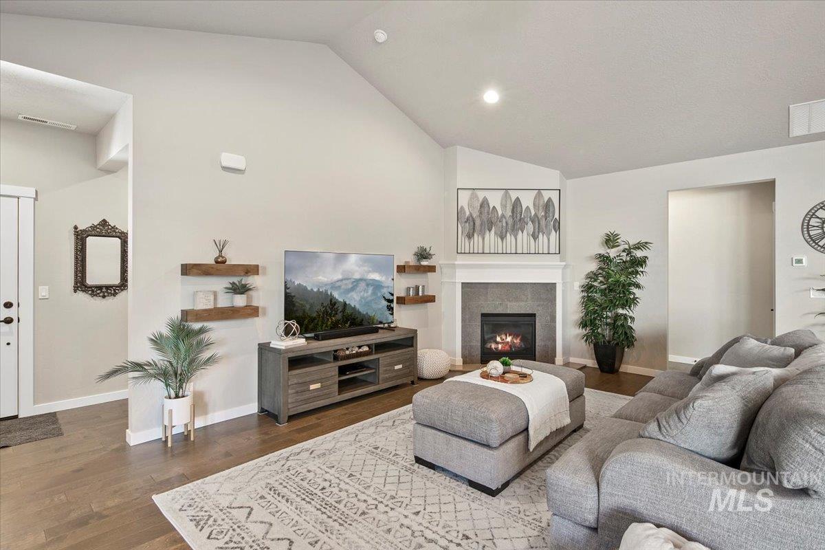 4112 E Silverking Ln Property Photo 2