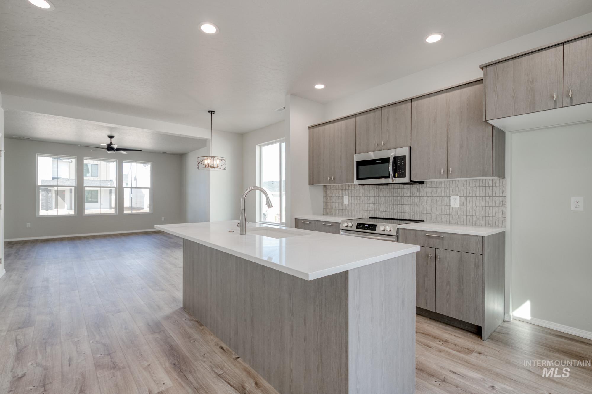 2852 N Eagle Meadow Ave Property Photo 4