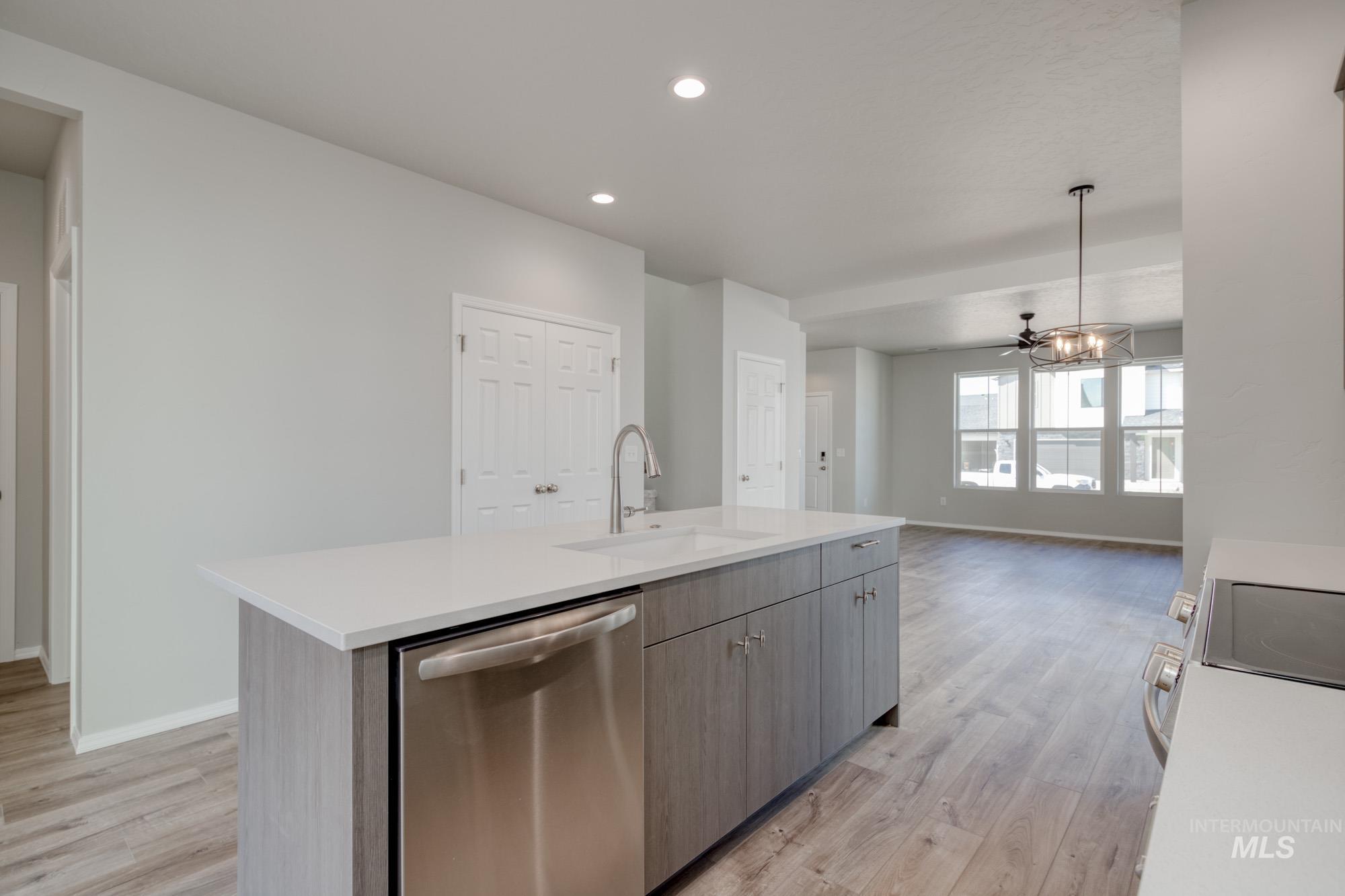 2852 N Eagle Meadow Ave Property Photo 6