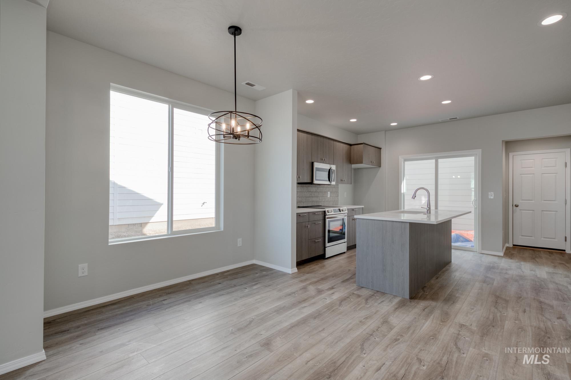 2852 N Eagle Meadow Ave Property Photo 8