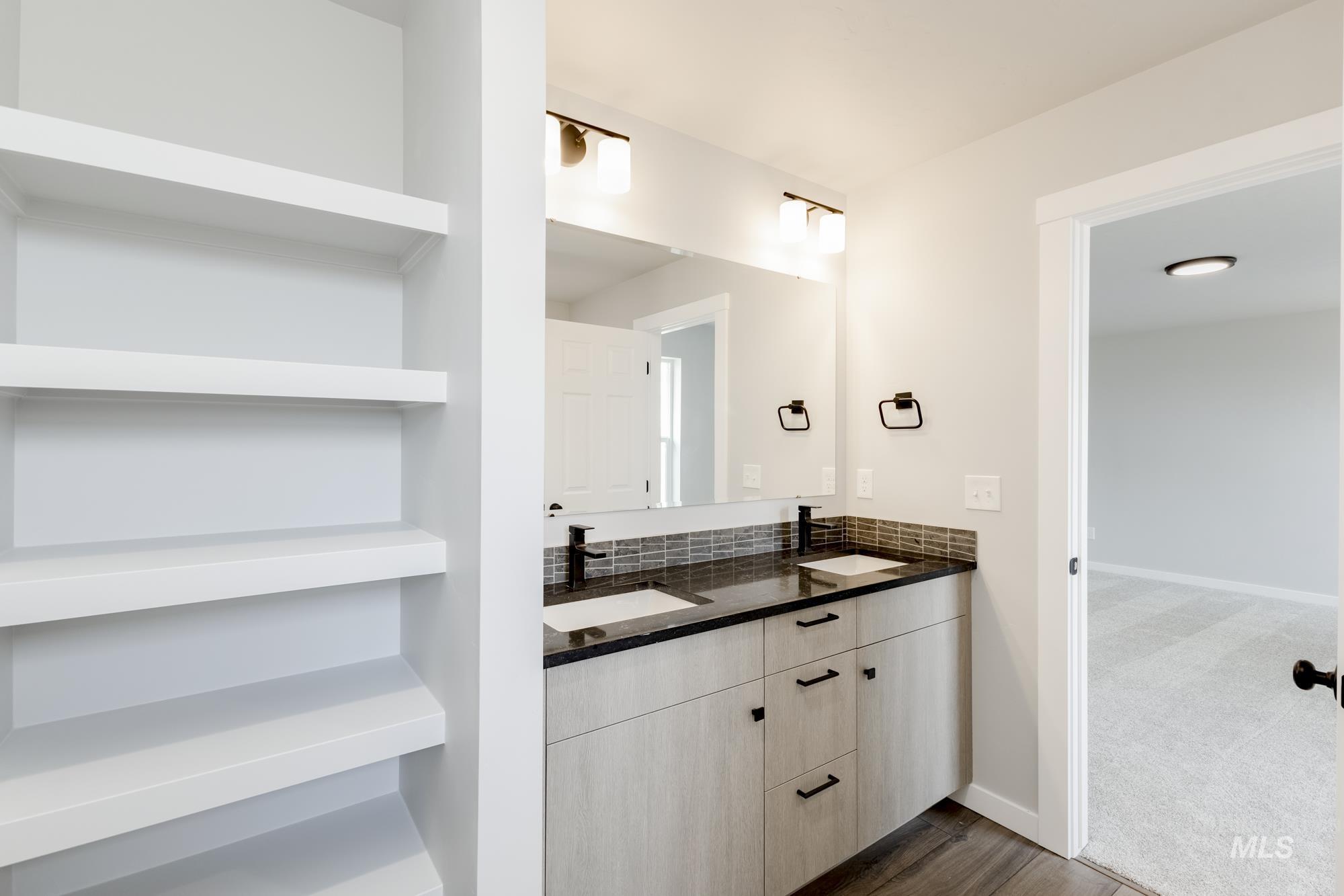 2215 W Hodor St Property Photo 17