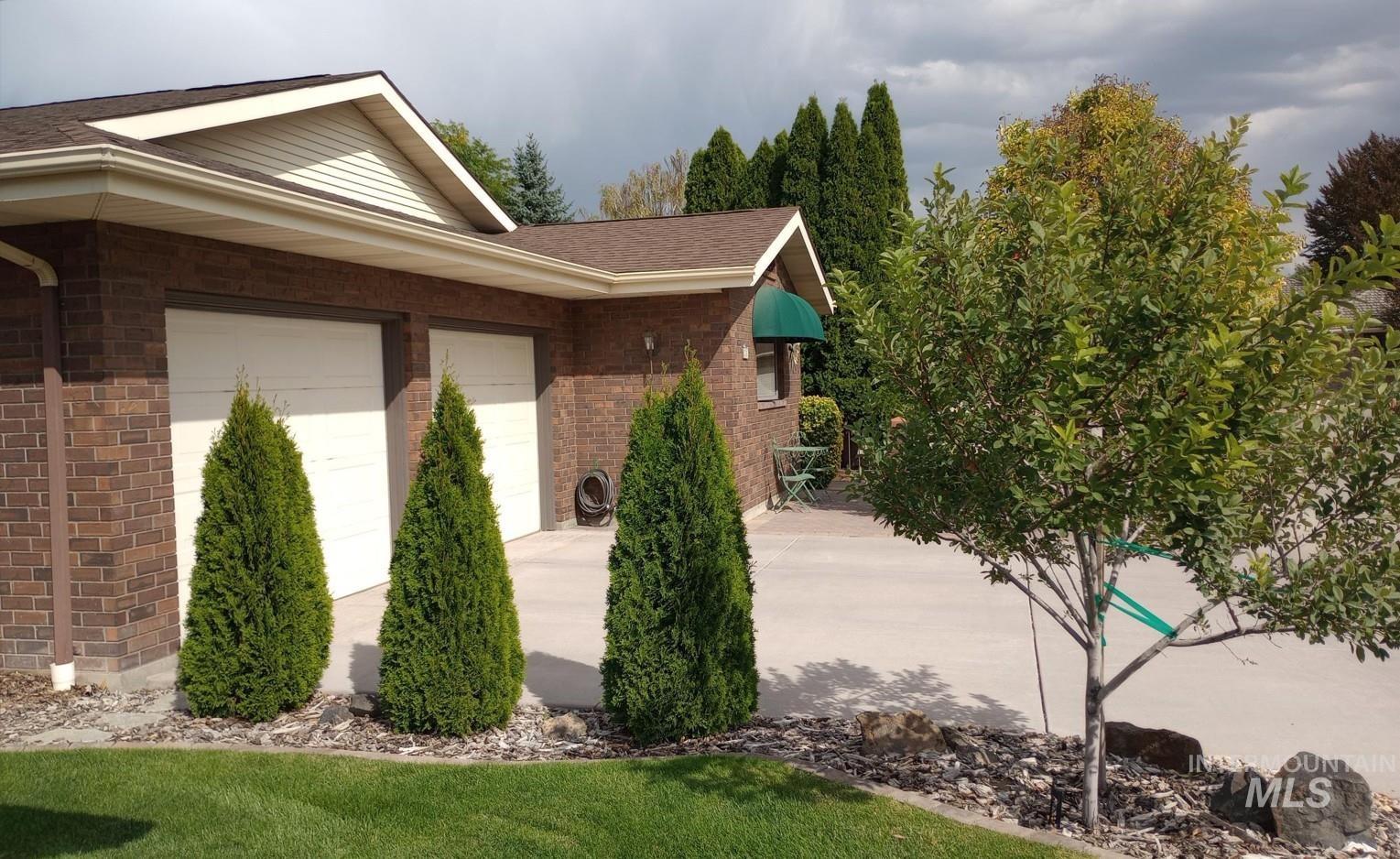 2353 Twin Oaks Park Property Photo 1
