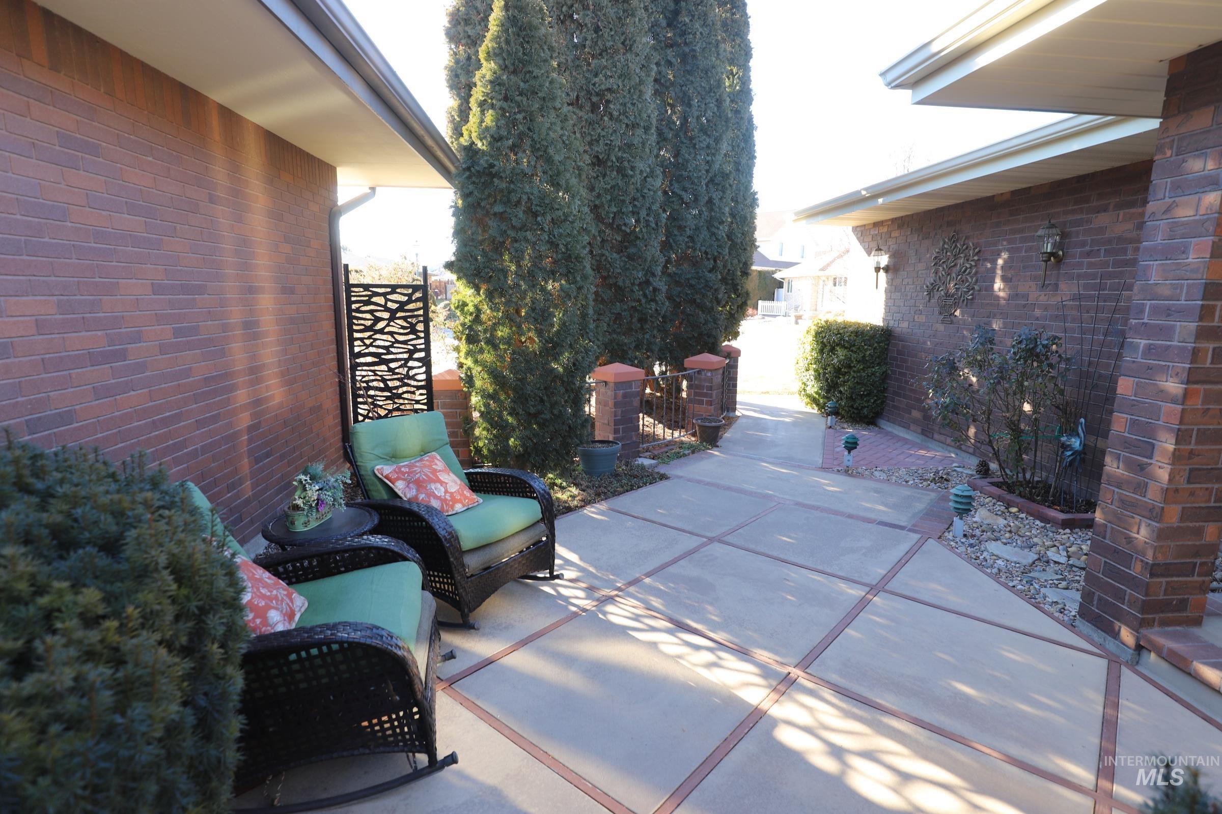 2353 Twin Oaks Park Property Photo 4