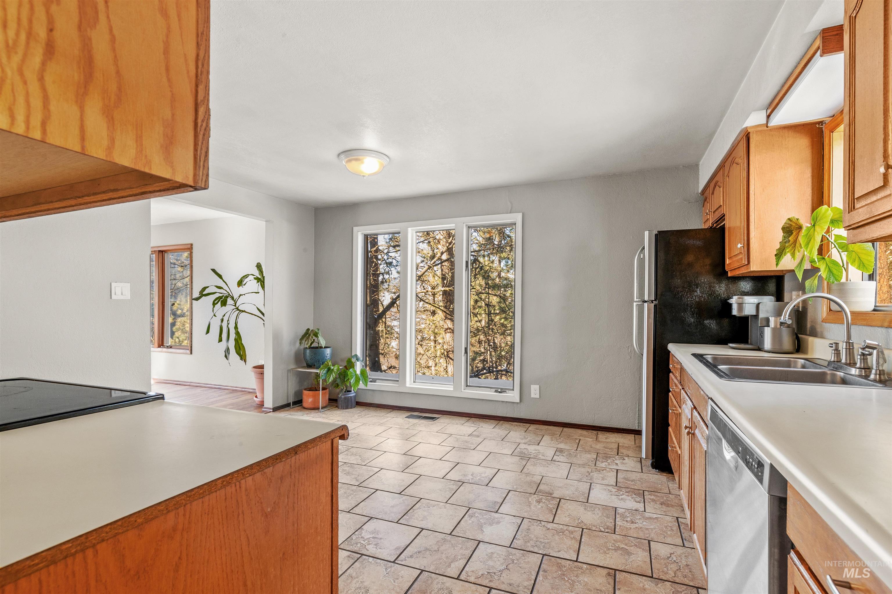 905 Dewey Avenue Property Photo 5