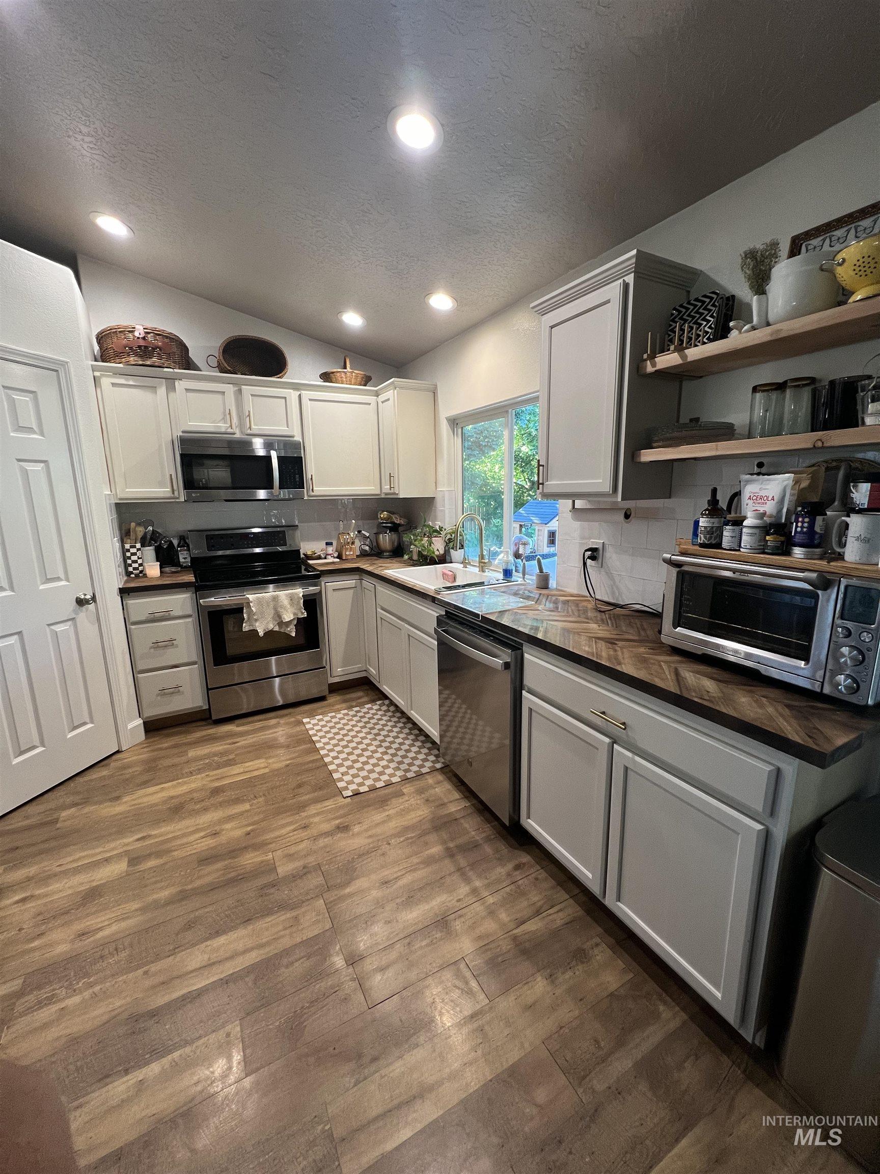 1458 Peregrine Property Photo 6