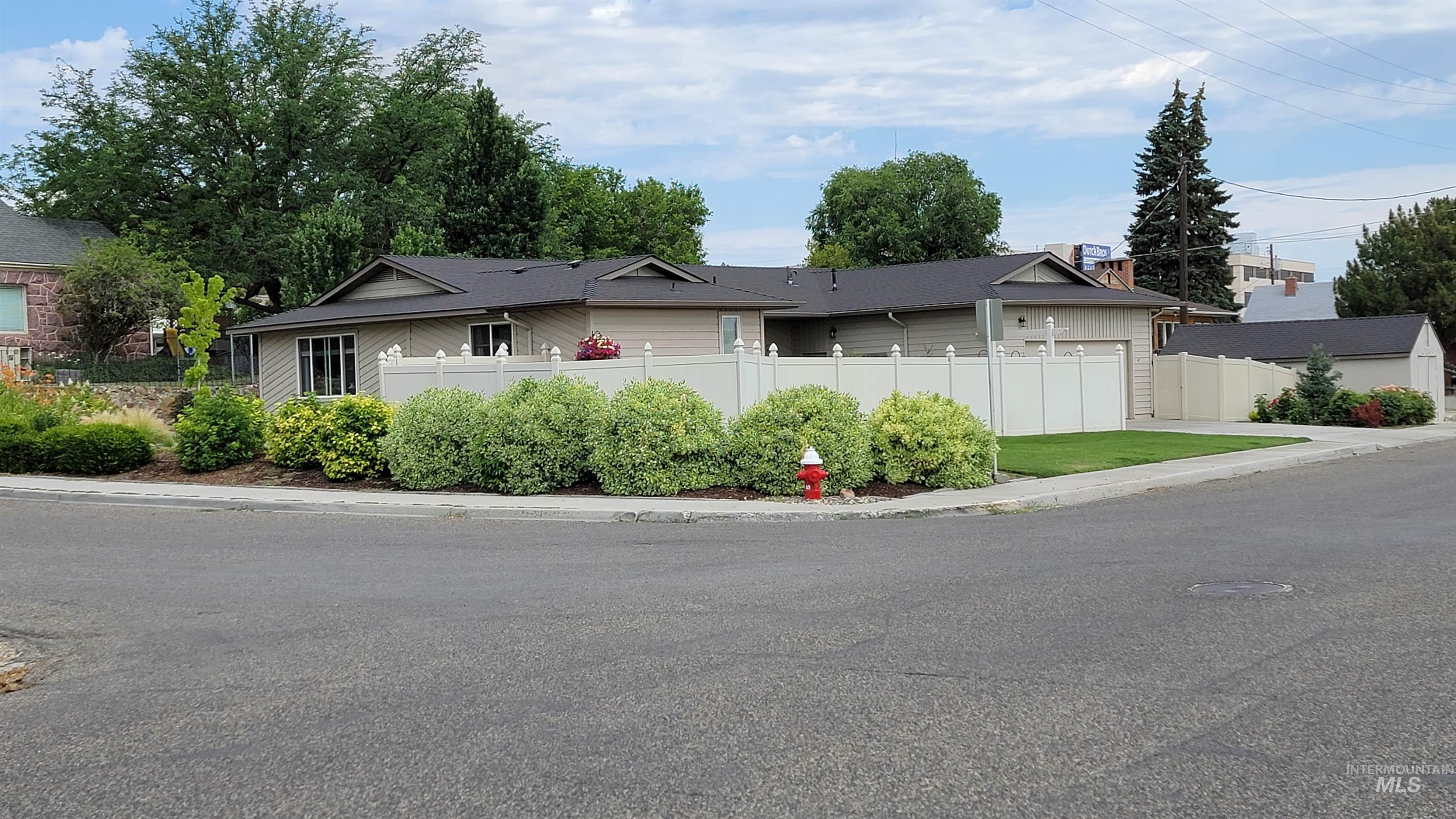 585 S Park Boulevard Property Photo