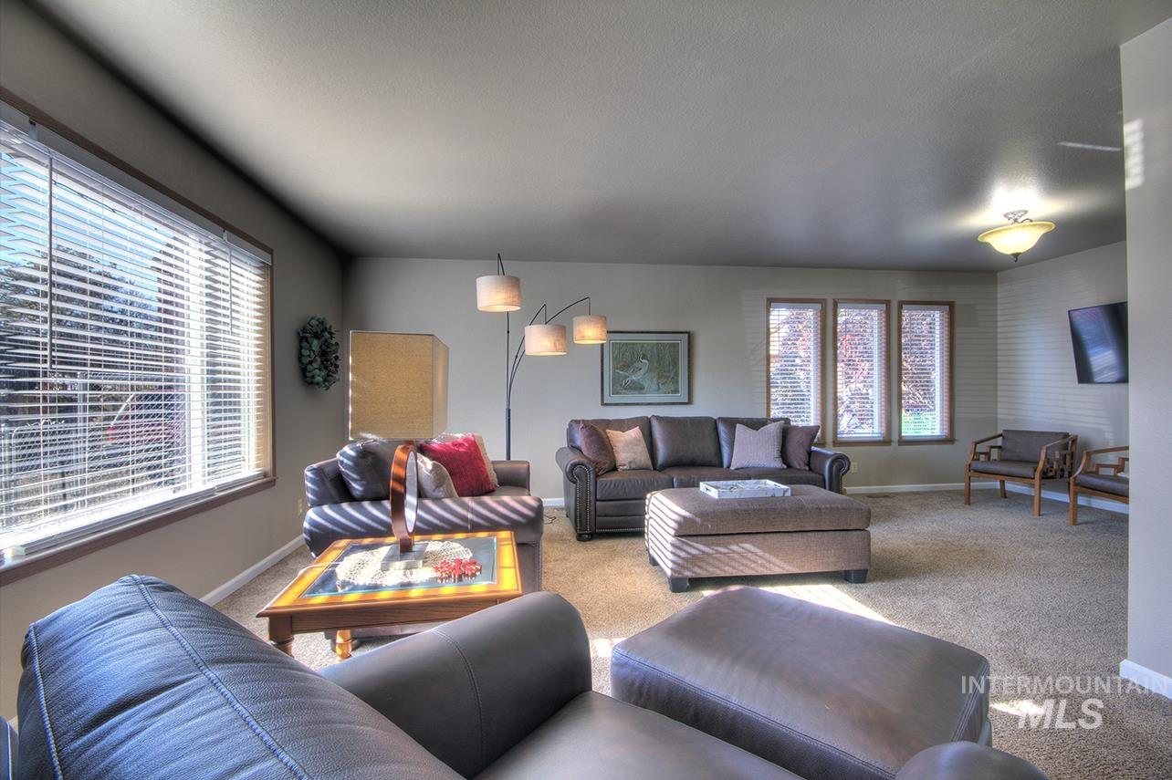 585 S Park Boulevard Property Photo 7