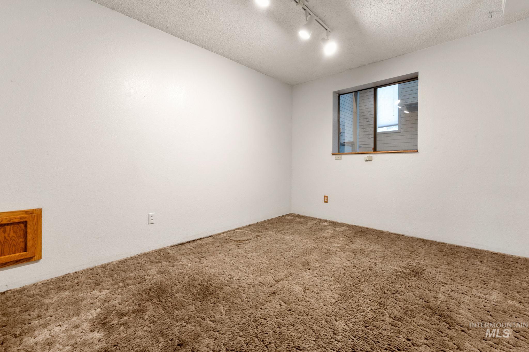 2566 Grandview Dr. Property Photo 12
